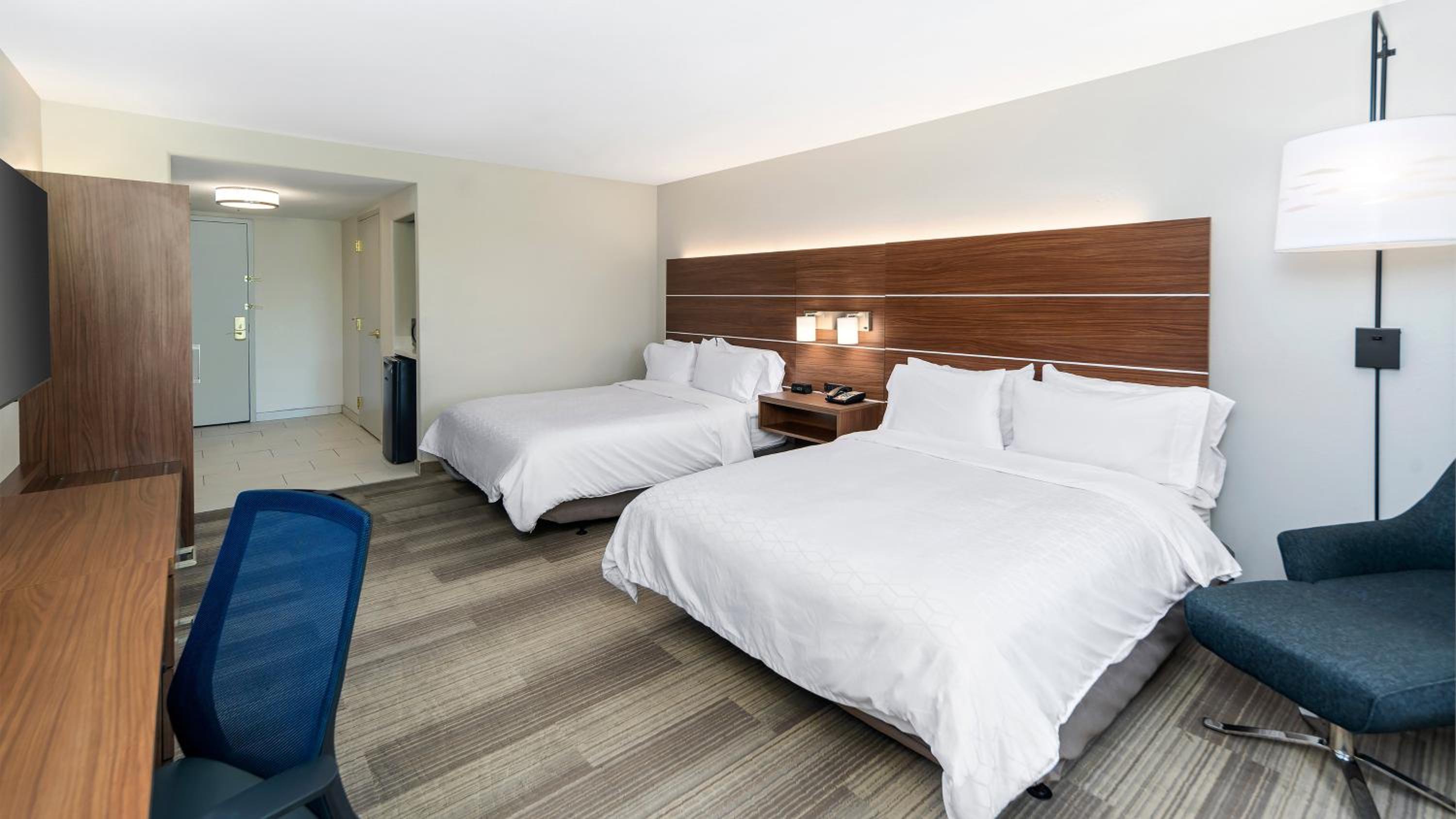 Queen Room with Two Queen Beds - Mobility Access Tub/Non-Smoking - Photo 2
