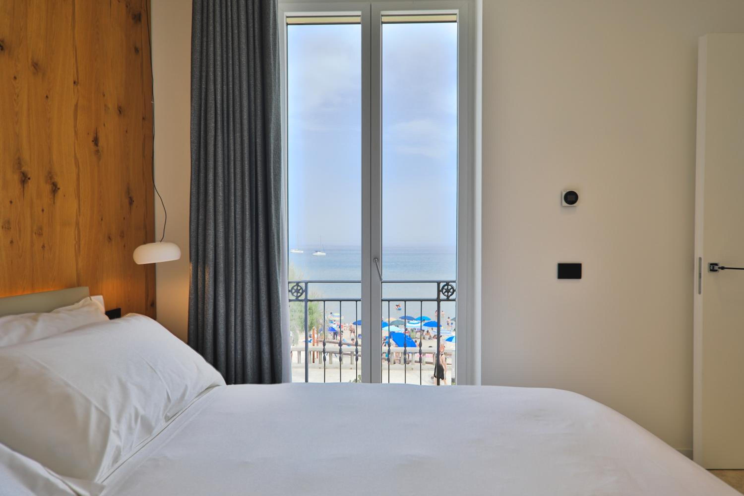 Deluxe Double Room with Balcony and Sea View photo 3