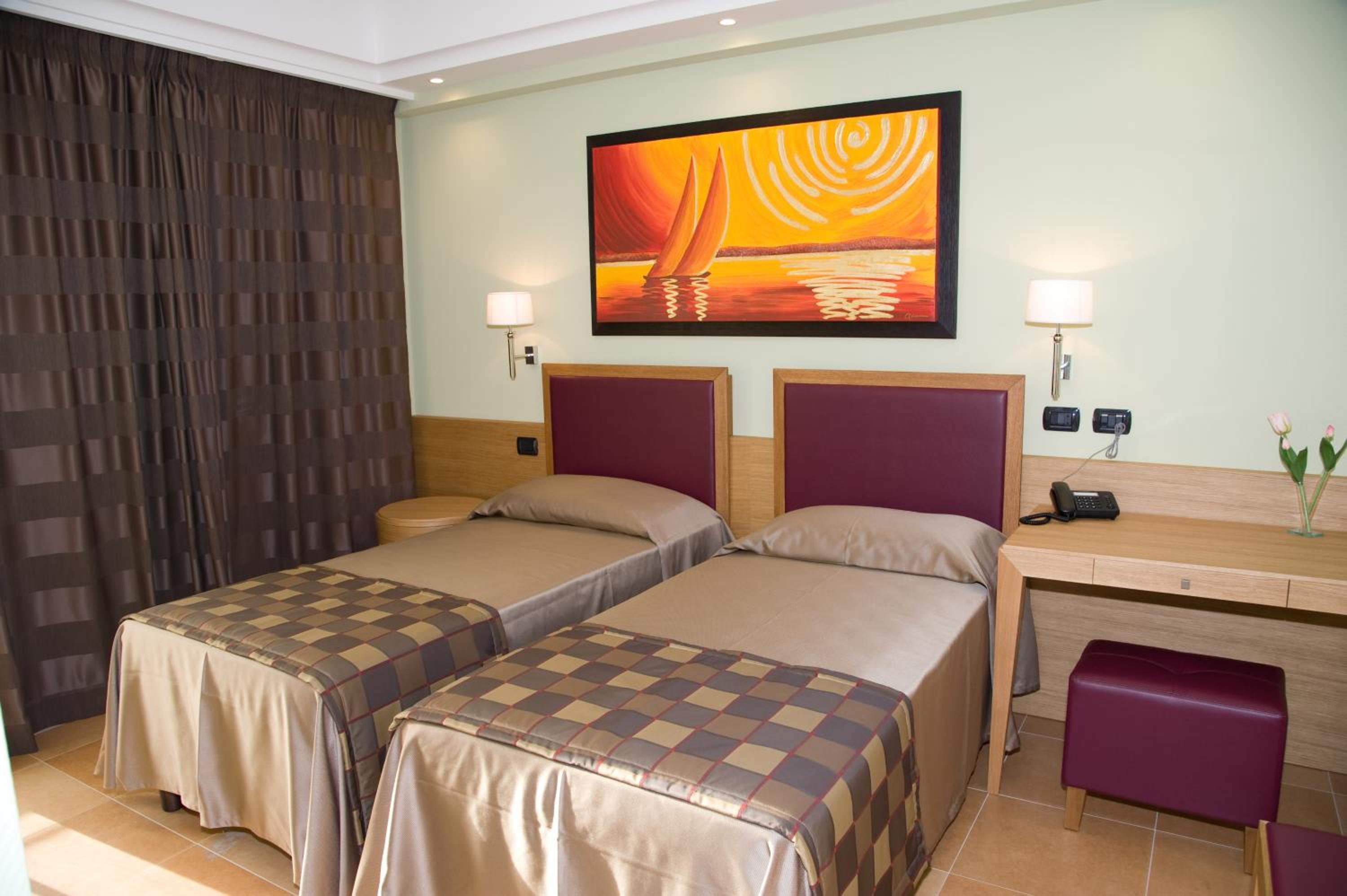 Standard Double or Twin Room - Photo 8