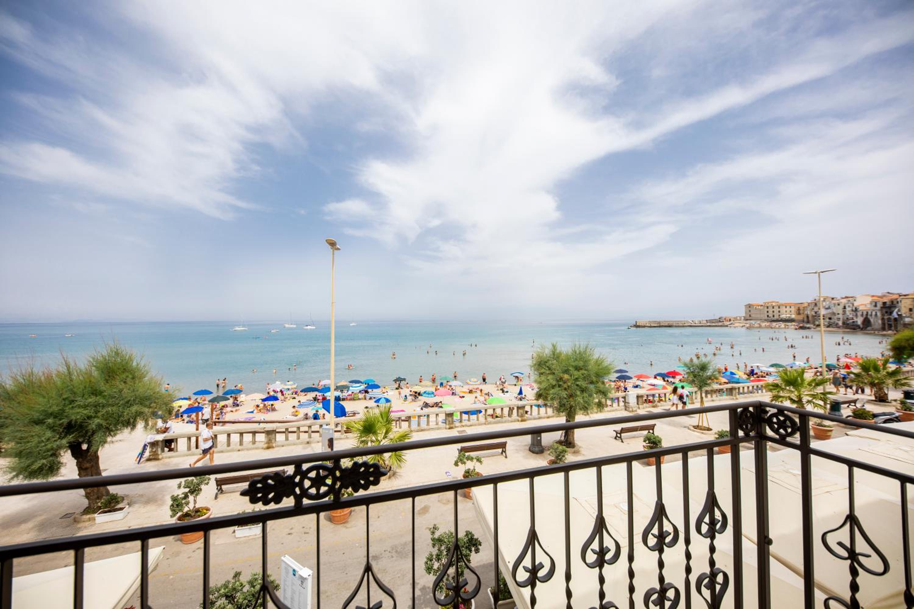 Deluxe Double Room with Balcony and Sea View photo 2