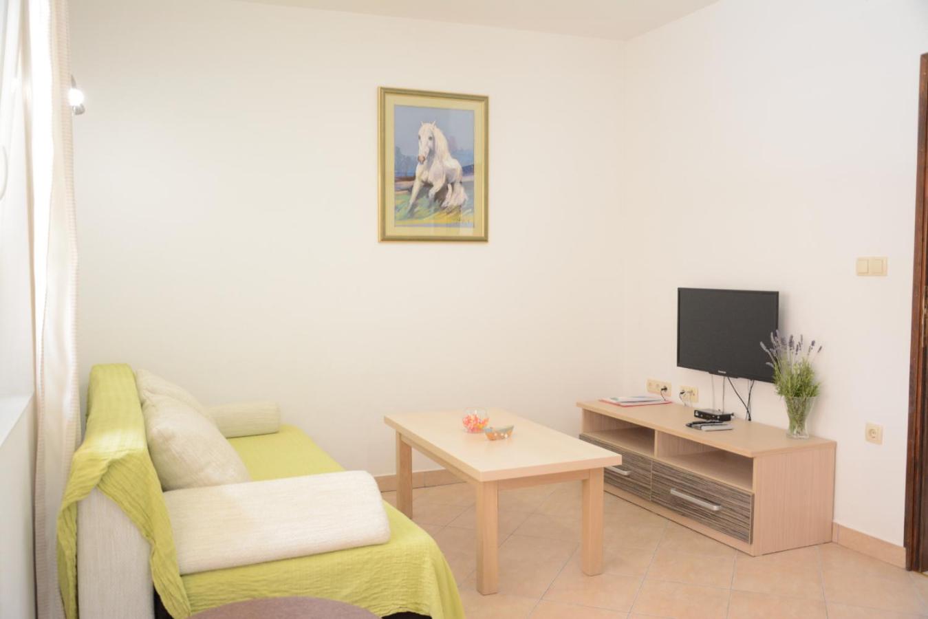Apartment with Balcony photo 3