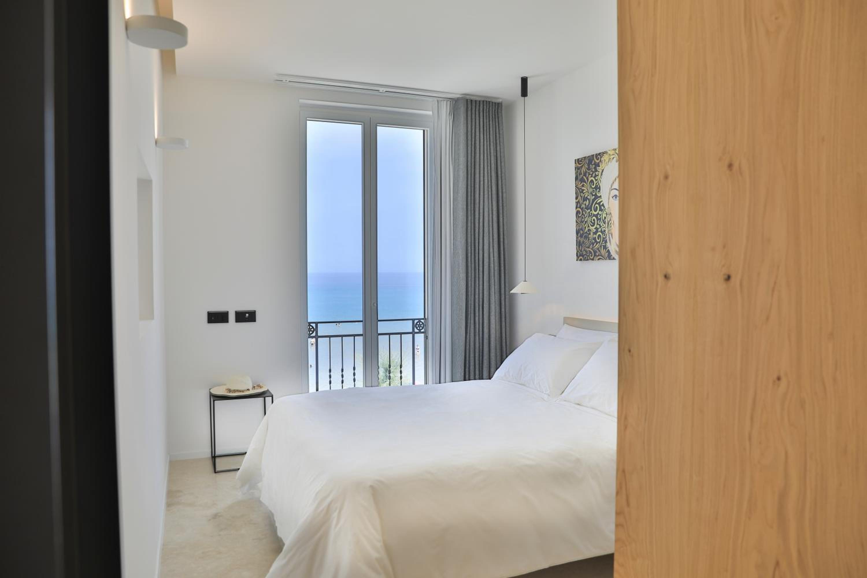 Deluxe Double Room with Balcony and Sea View photo 2