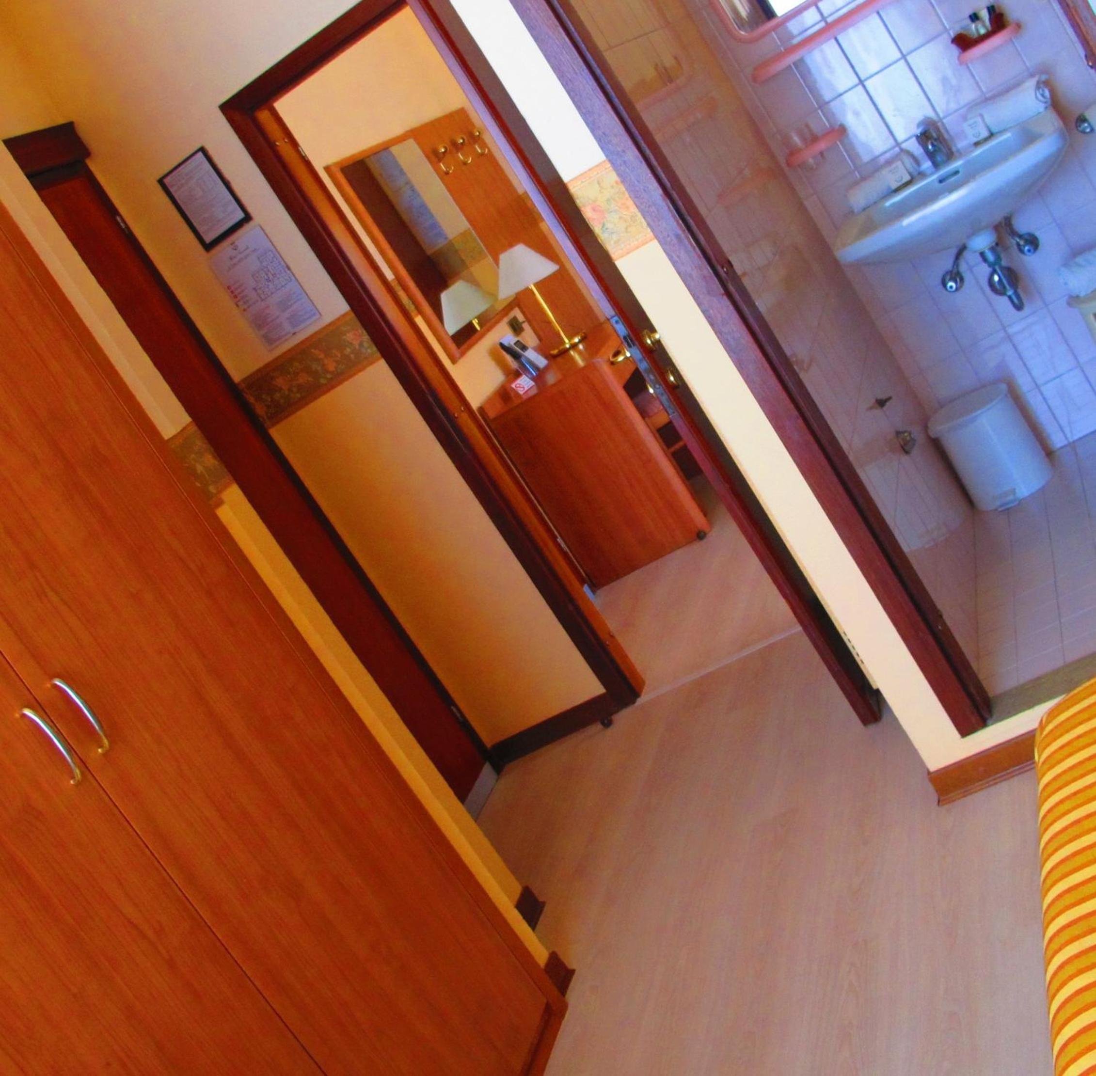 Two Connecting Rooms photo 1