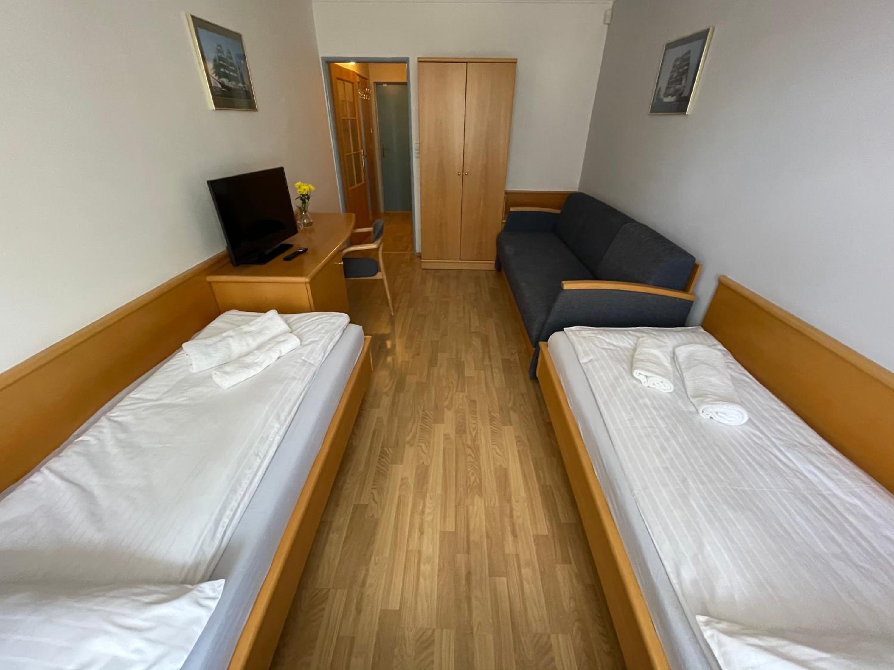 Twin Room with Extra Bed - Photo 3