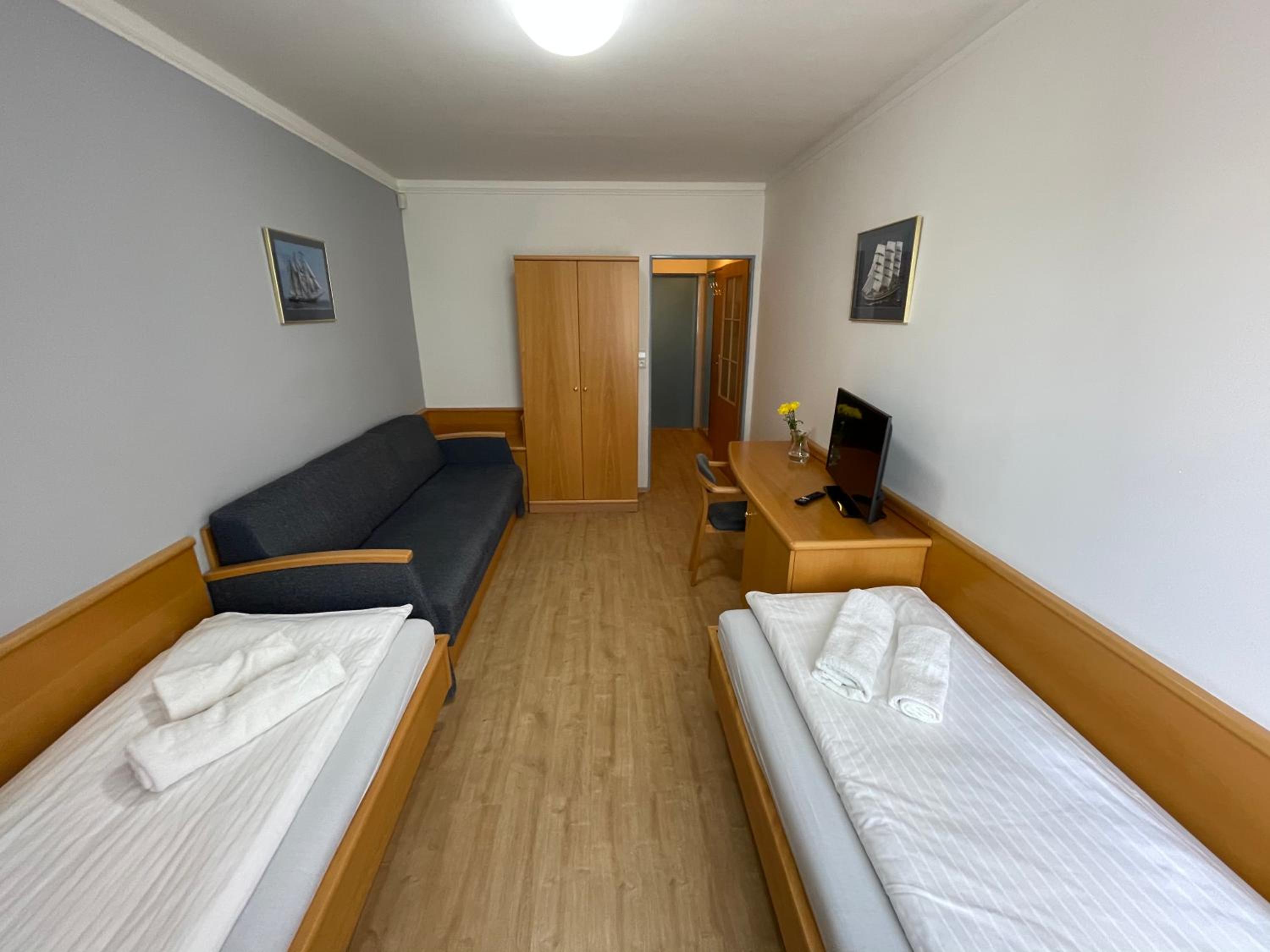 Twin Room with Extra Bed - Photo 4