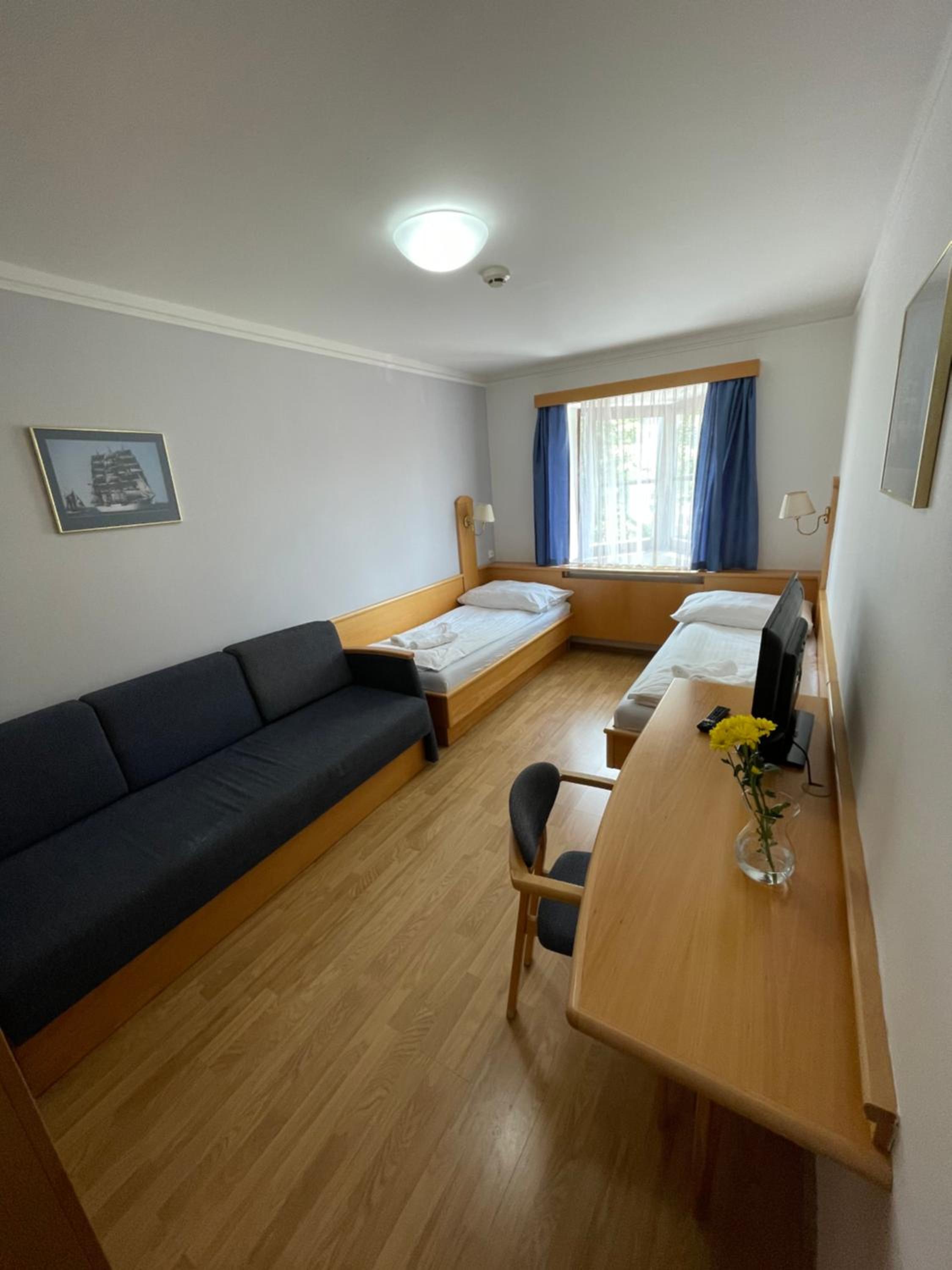 Twin Room with Extra Bed - Photo 5