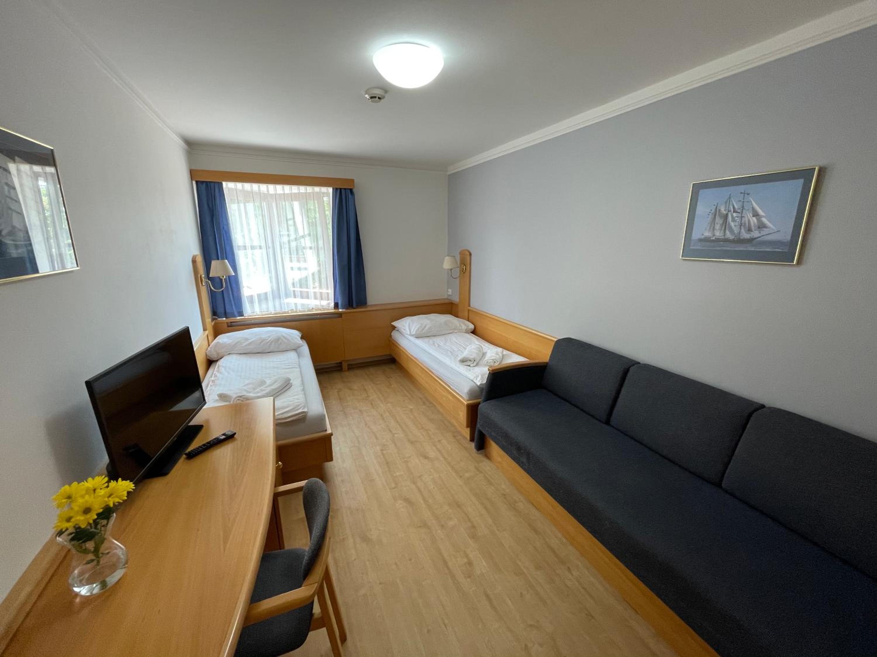 Twin Room with Extra Bed - Photo 1