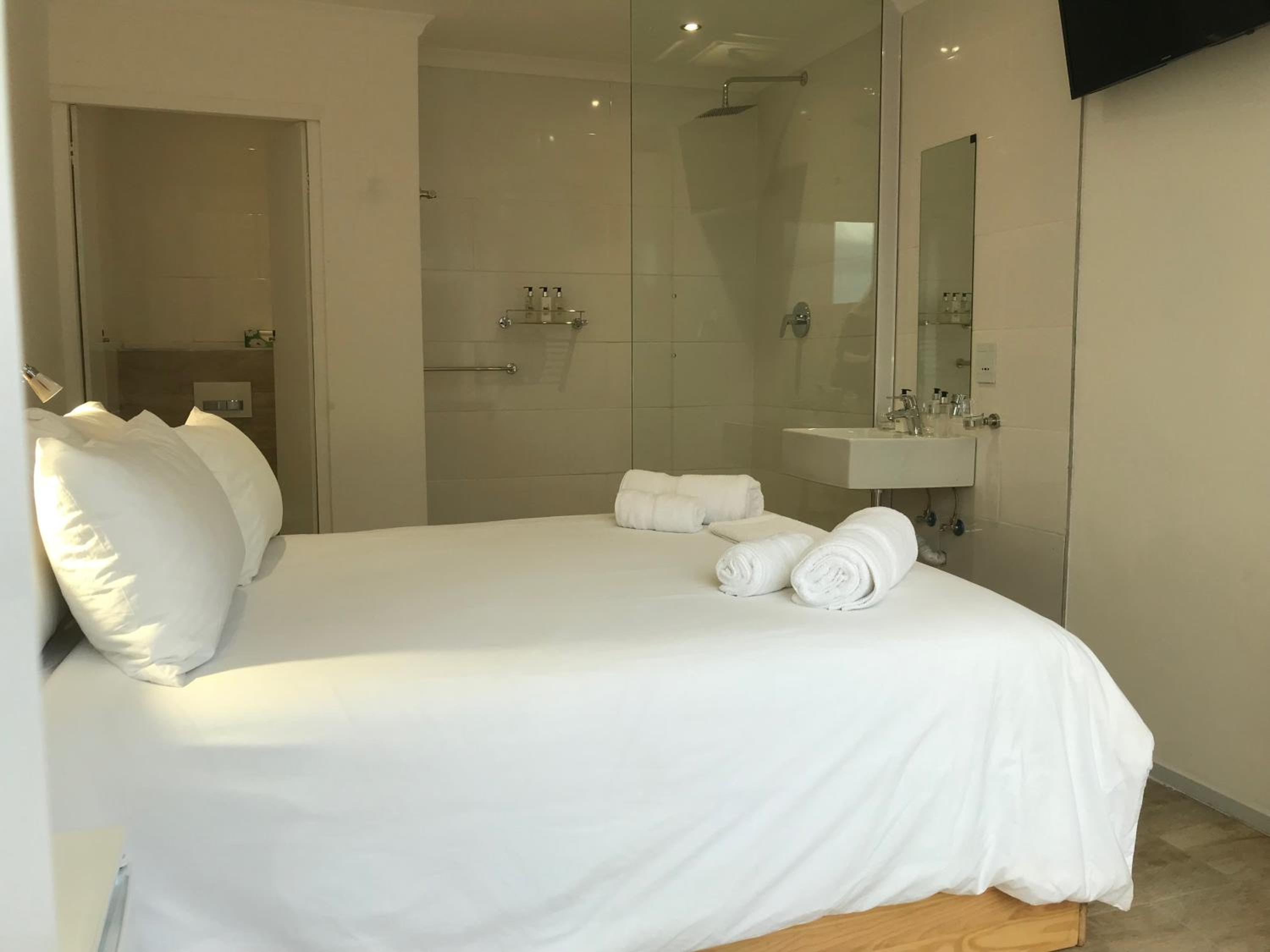 Standard Double Room - Photo 8