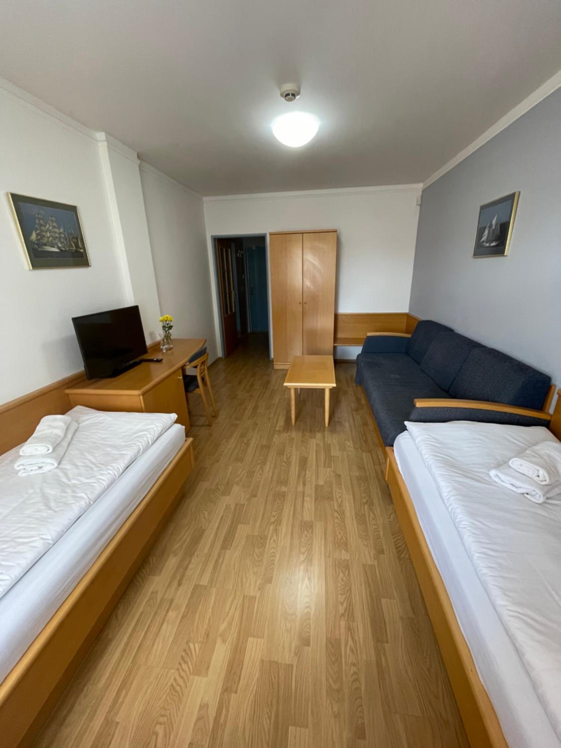 Twin Room with Extra Bed - Photo 9