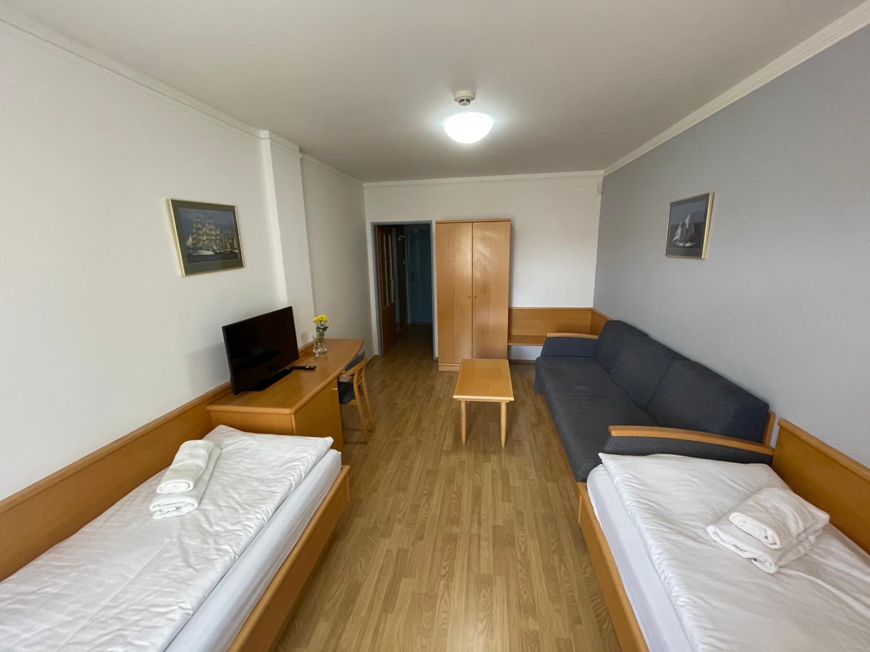 Twin Room with Extra Bed - Photo 10