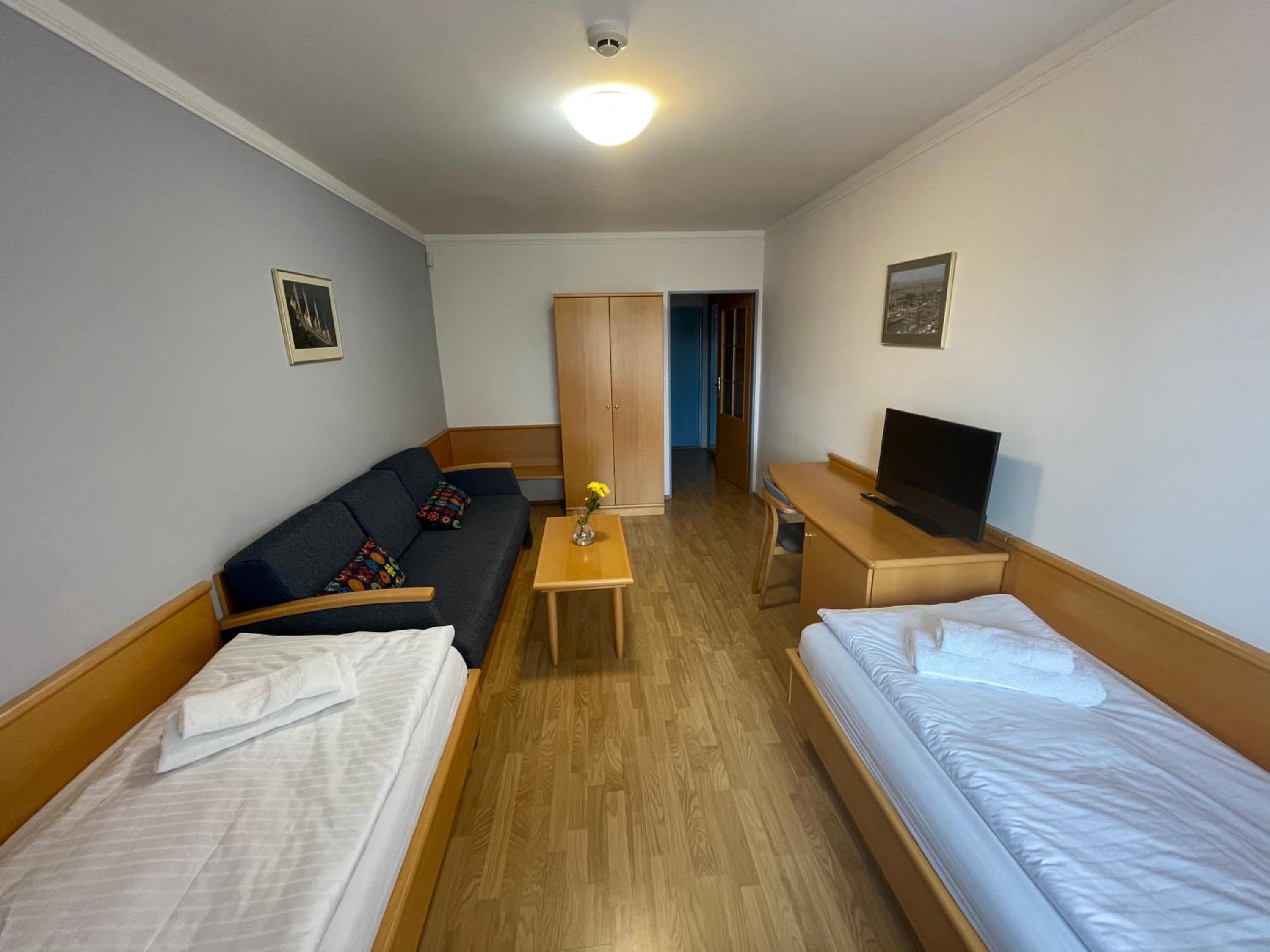 Twin Room with Extra Bed - Photo 12