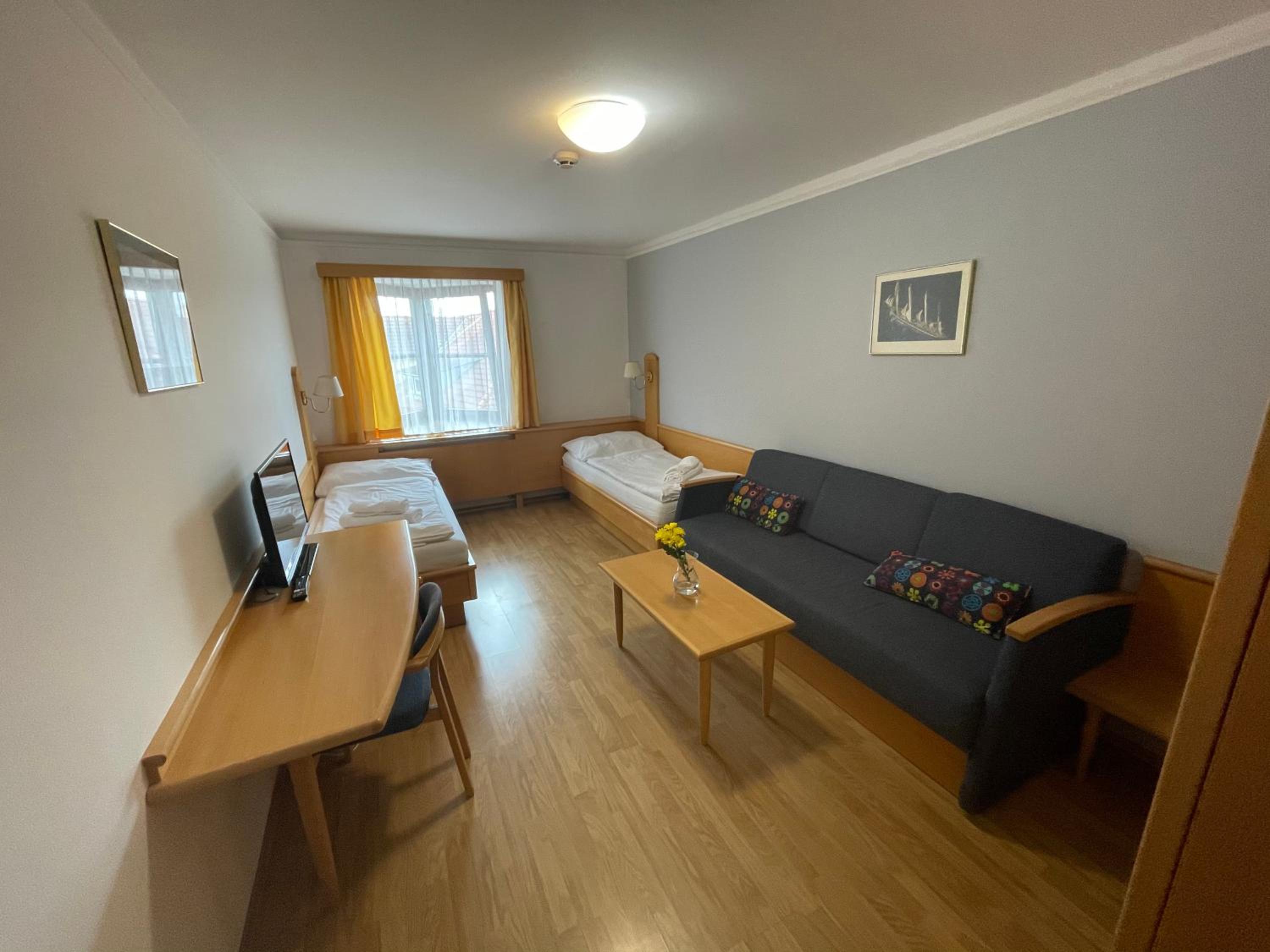 Twin Room with Extra Bed - Photo 2