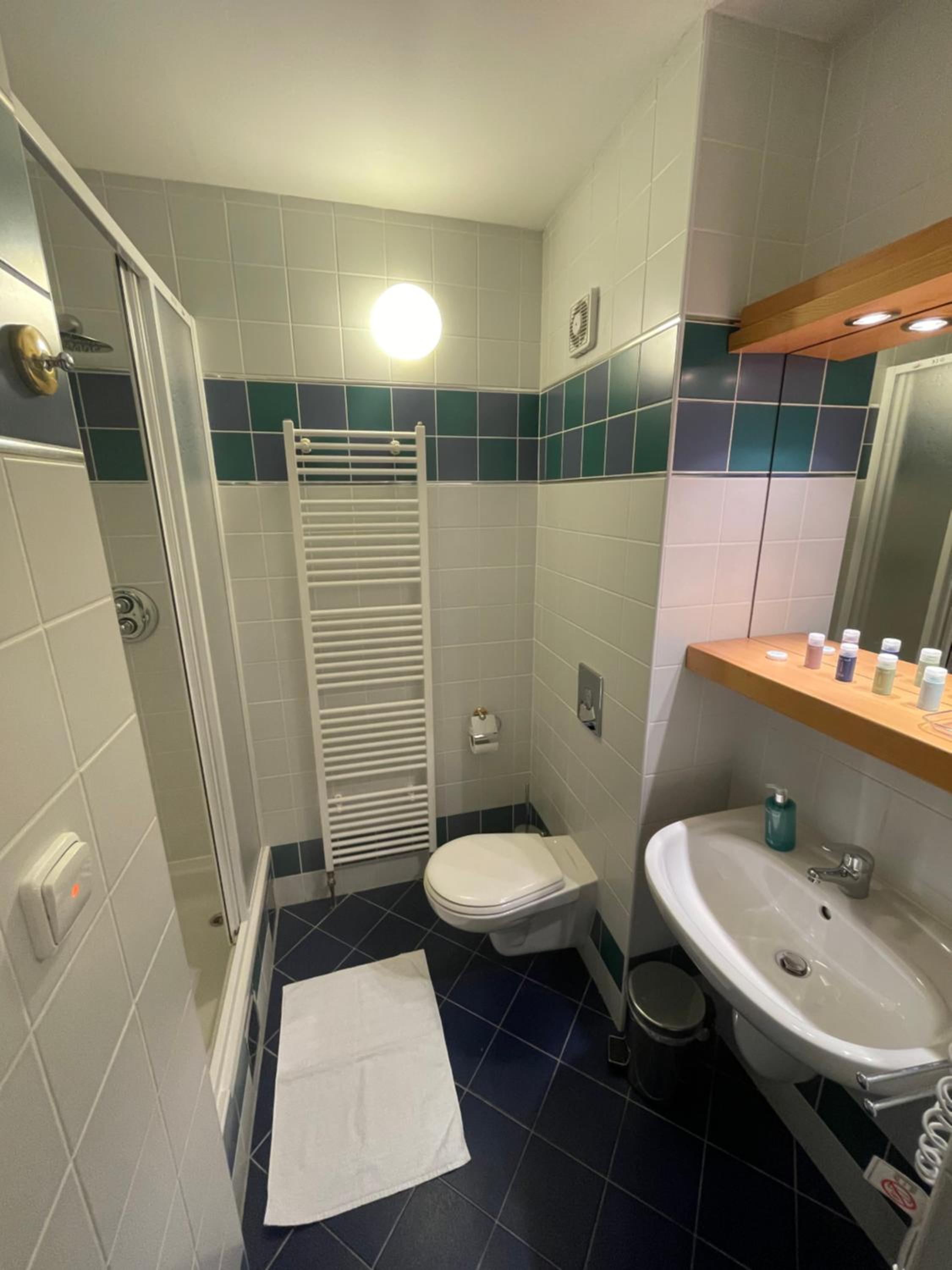Double Room with Private Bathroom - Photo 3