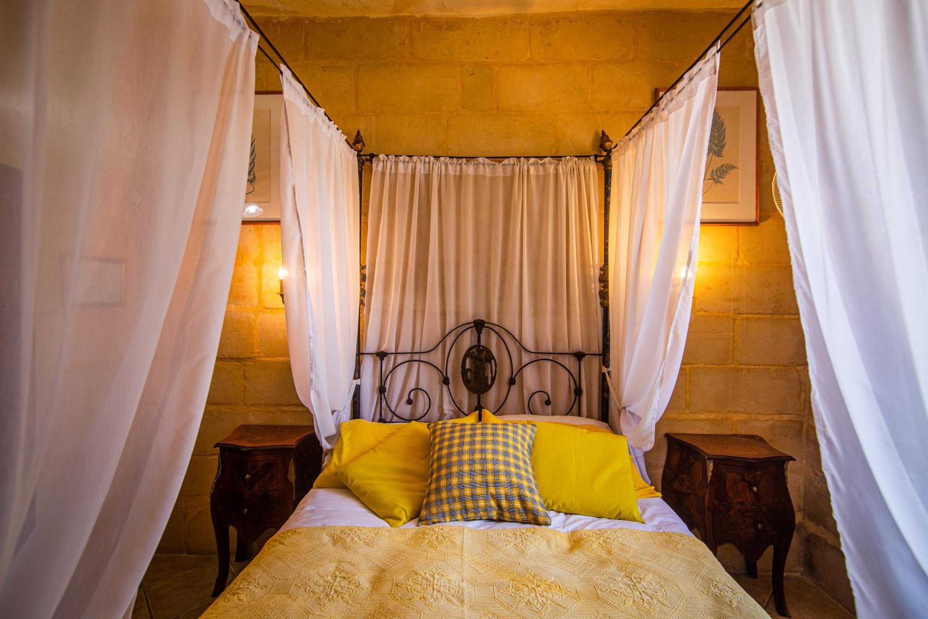 Double Room with Shared Bathroom photo 2