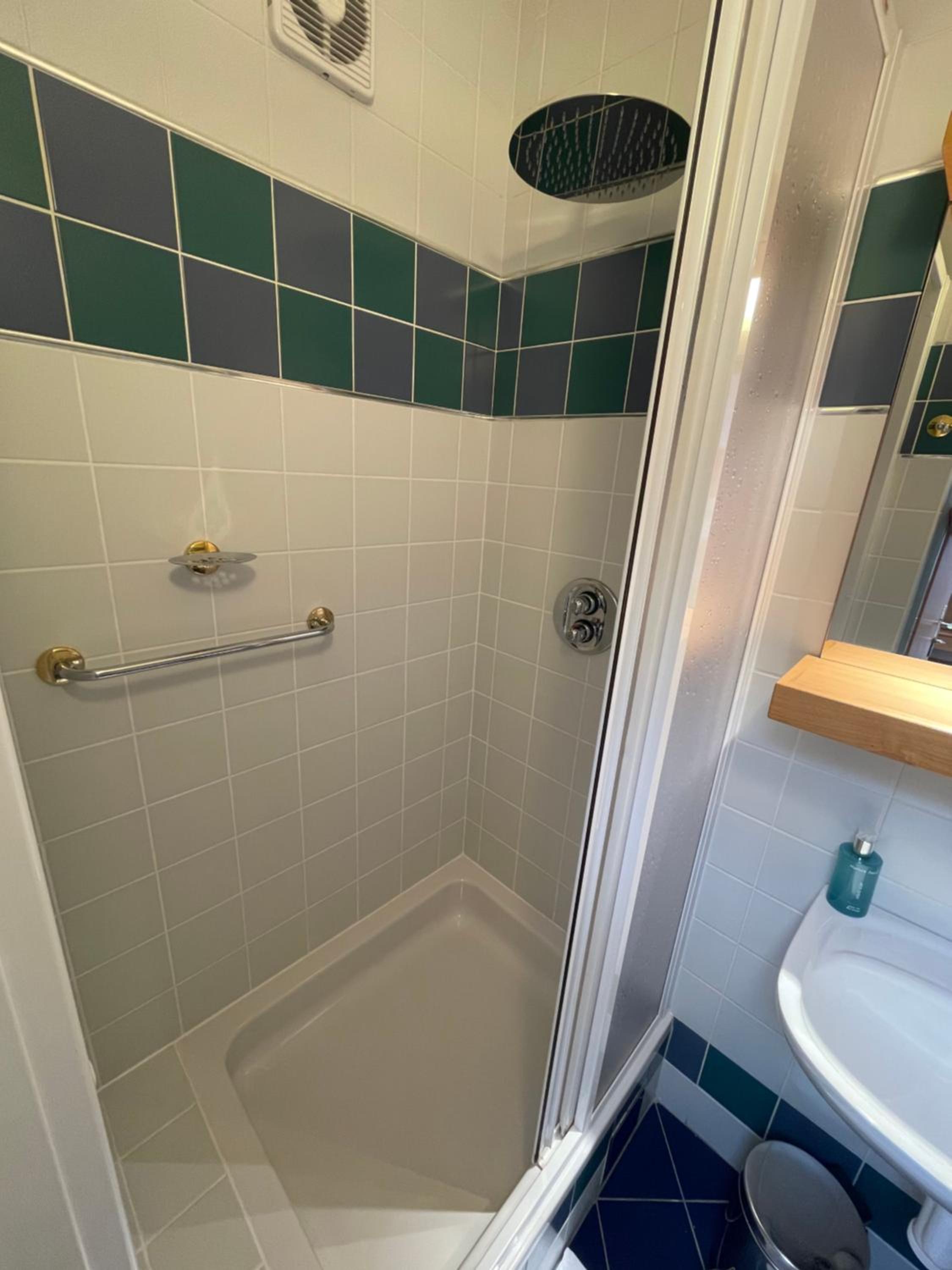 Twin Room with Bathroom - Photo 2