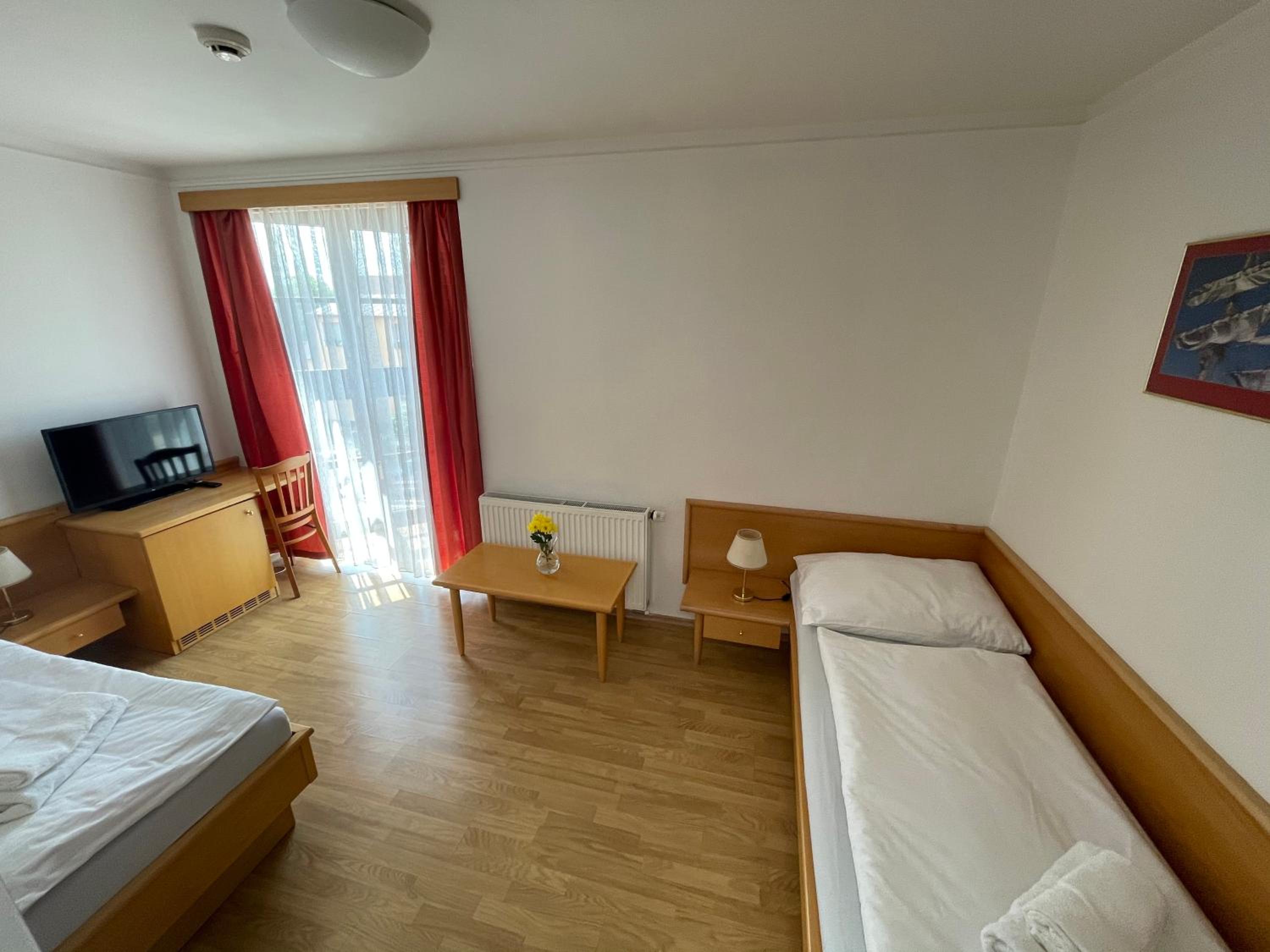 Twin Room with Bathroom - Photo 4