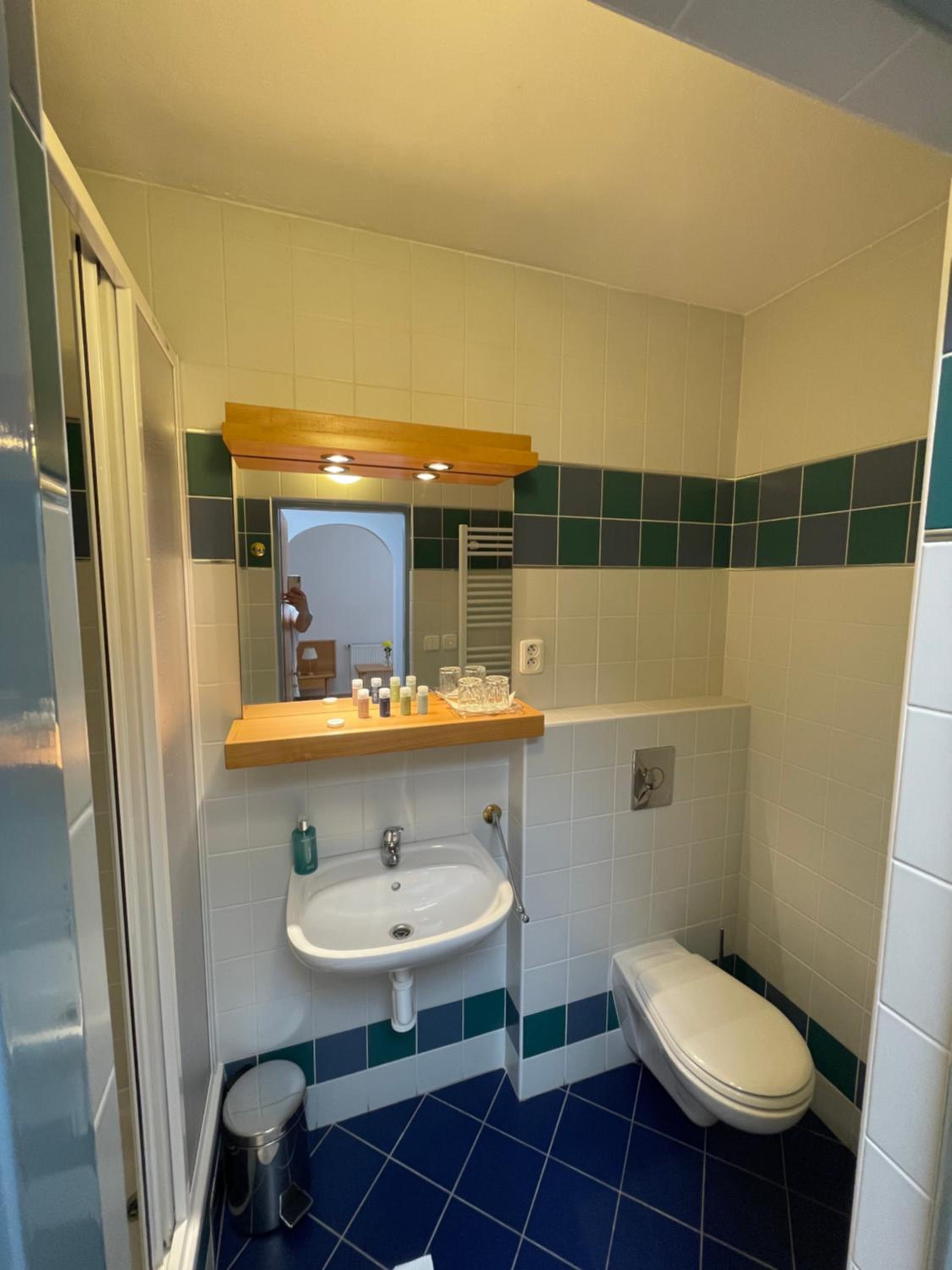 Twin Room with Bathroom - Photo 3