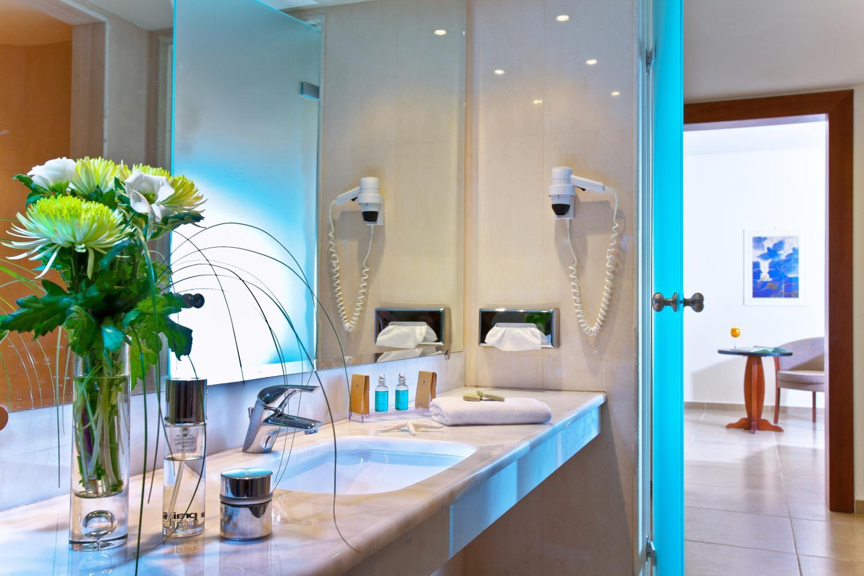 Double or Twin Room with Side Sea View photo 2