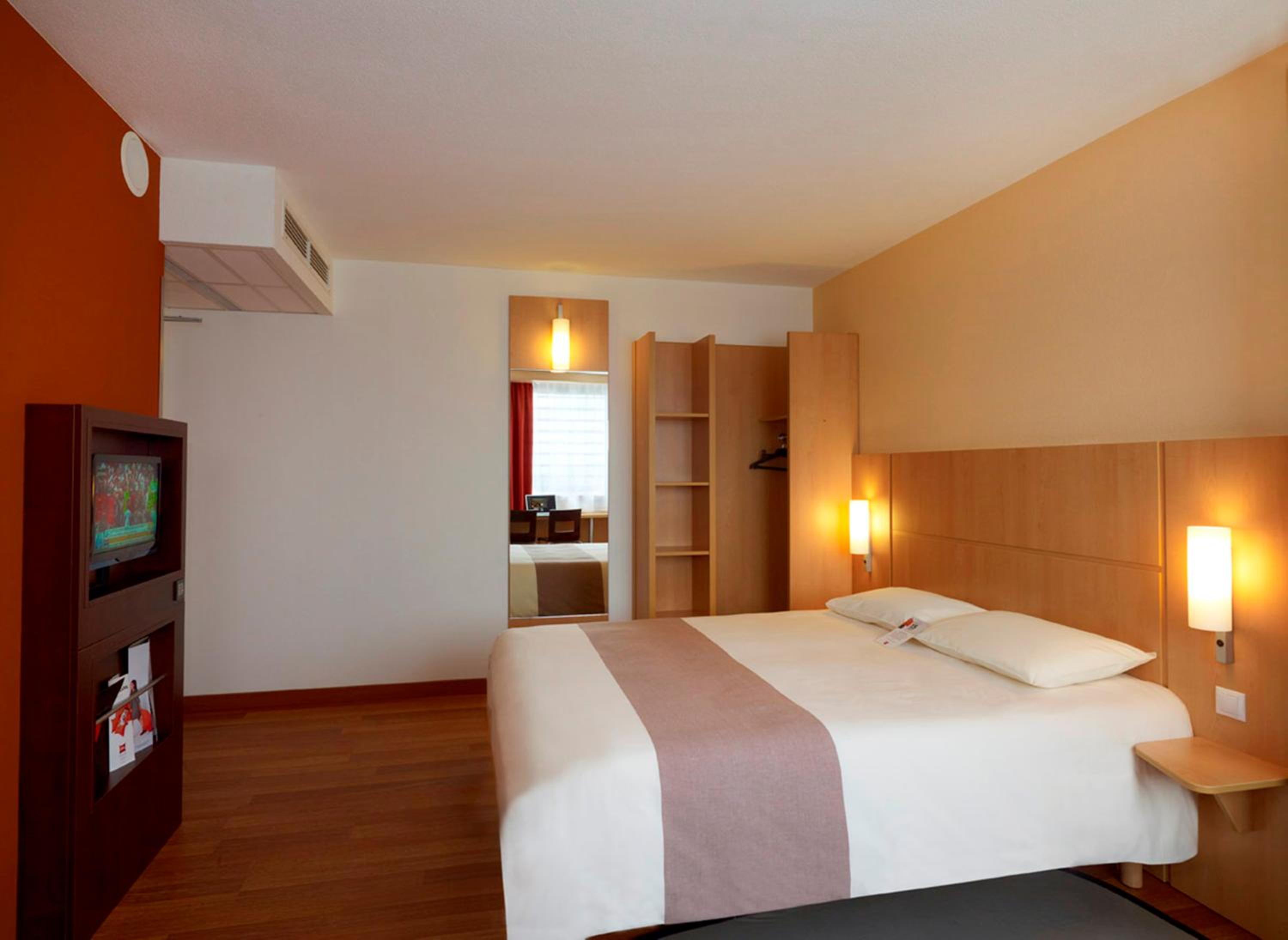 Standard Family Room with One Double Bed and One Single Bed photo 1
