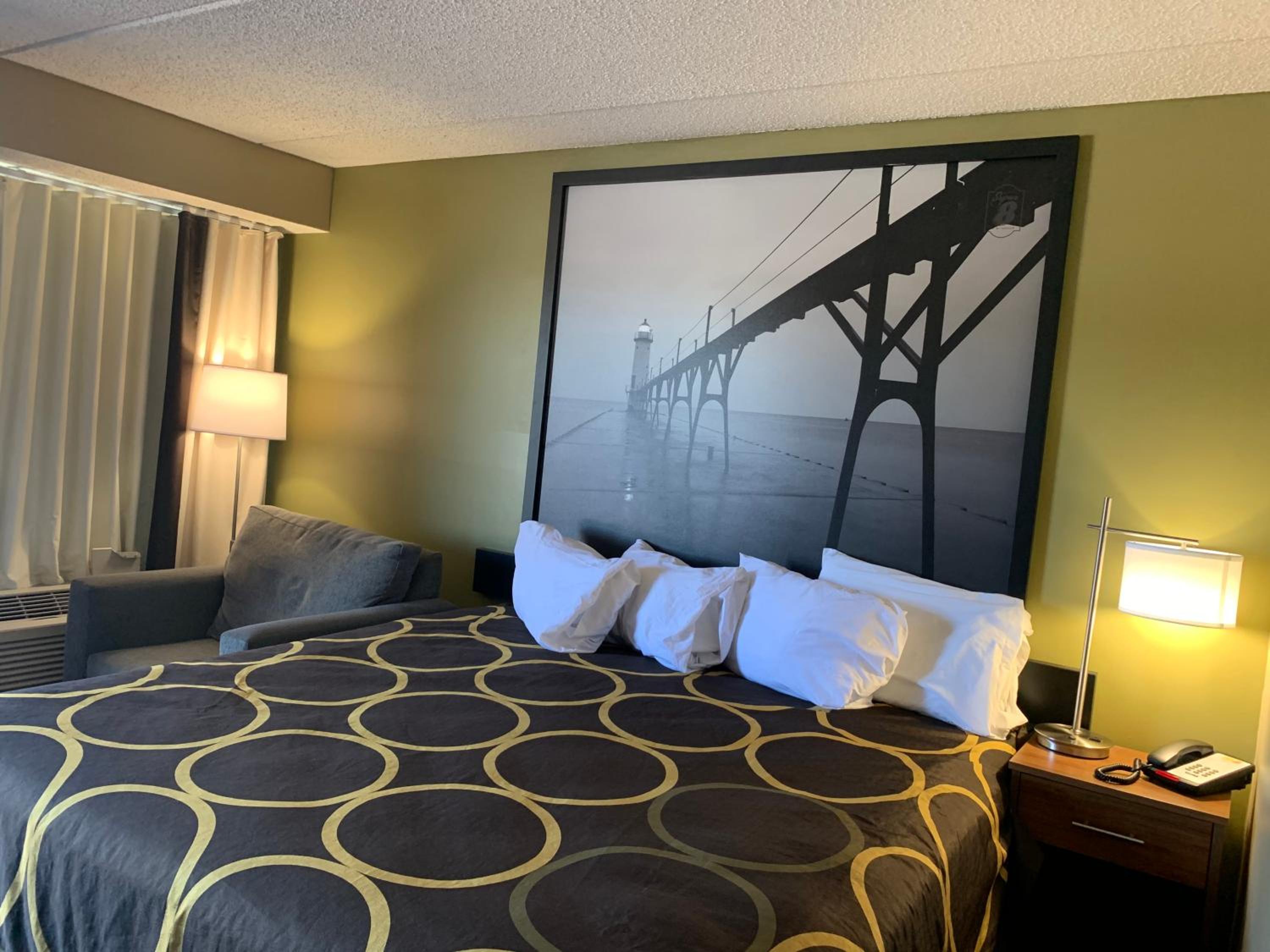 1 King Bed and 2 Queen Beds, One Bedroom, Suite, Non-Smoking - Photo 3