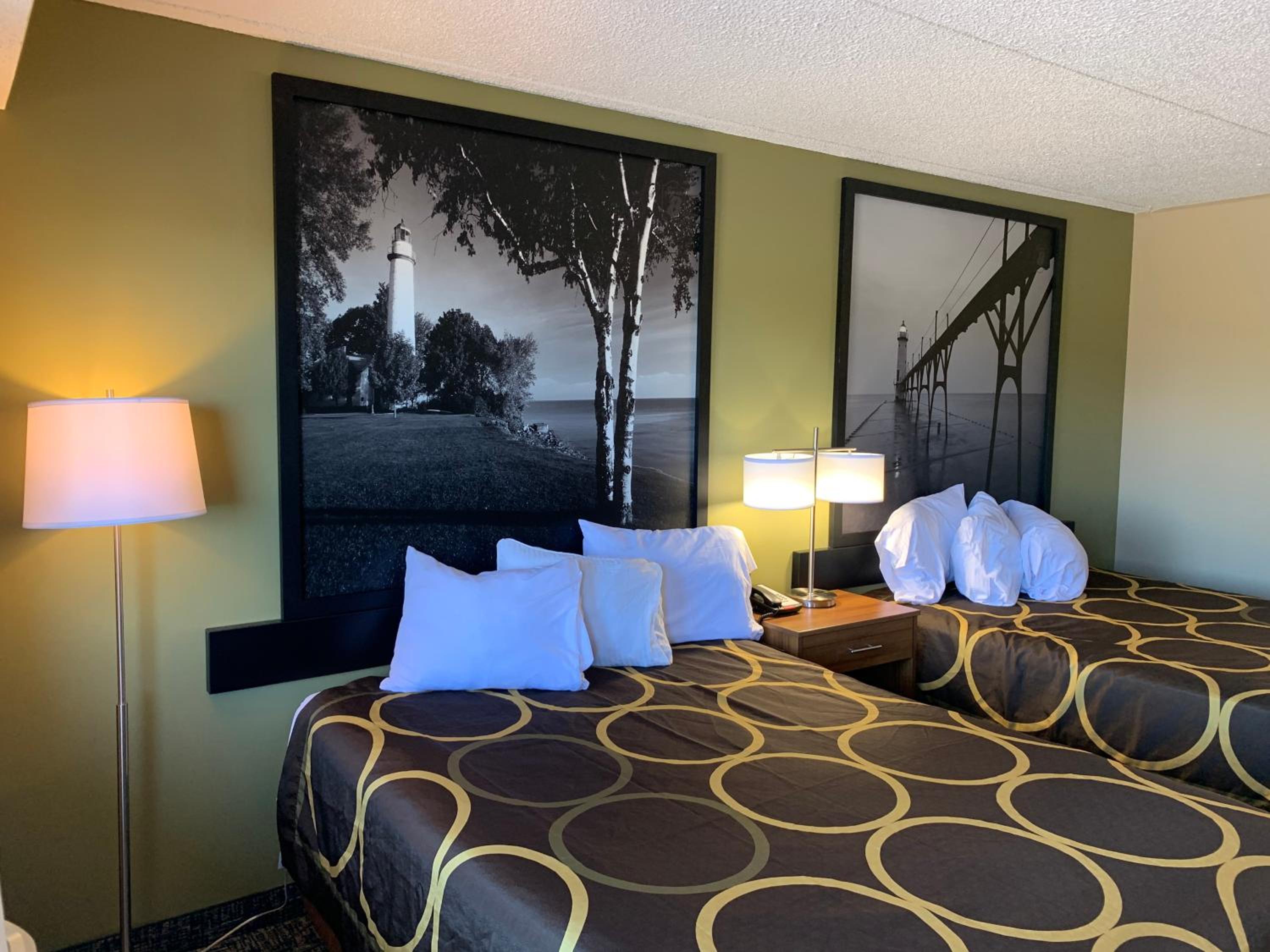 1 King Bed and 2 Queen Beds, One Bedroom, Suite, Non-Smoking - Photo 2