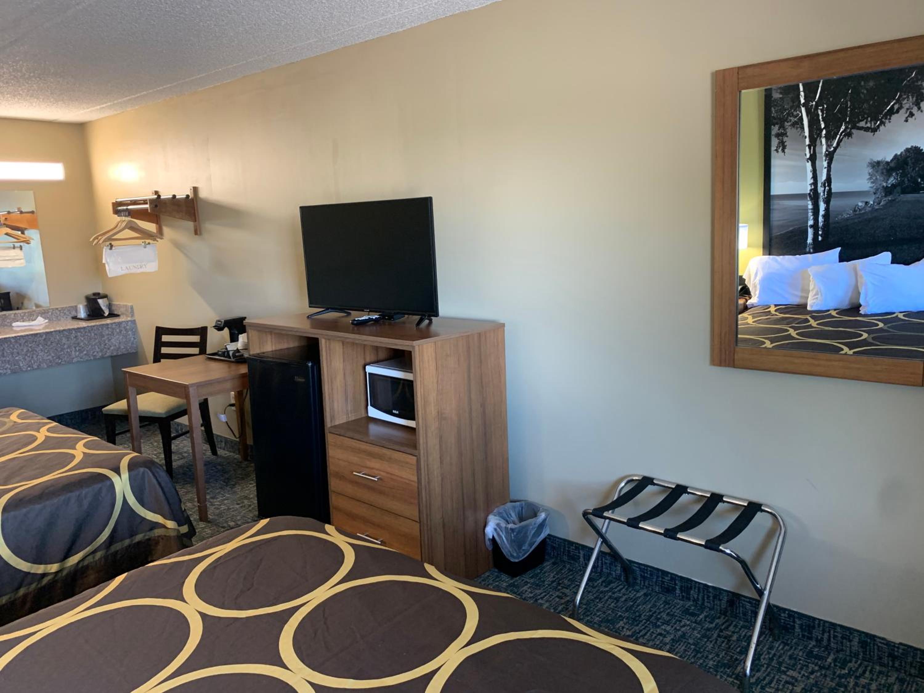 1 King Bed and 2 Queen Beds, One Bedroom, Suite, Non-Smoking - Photo 5