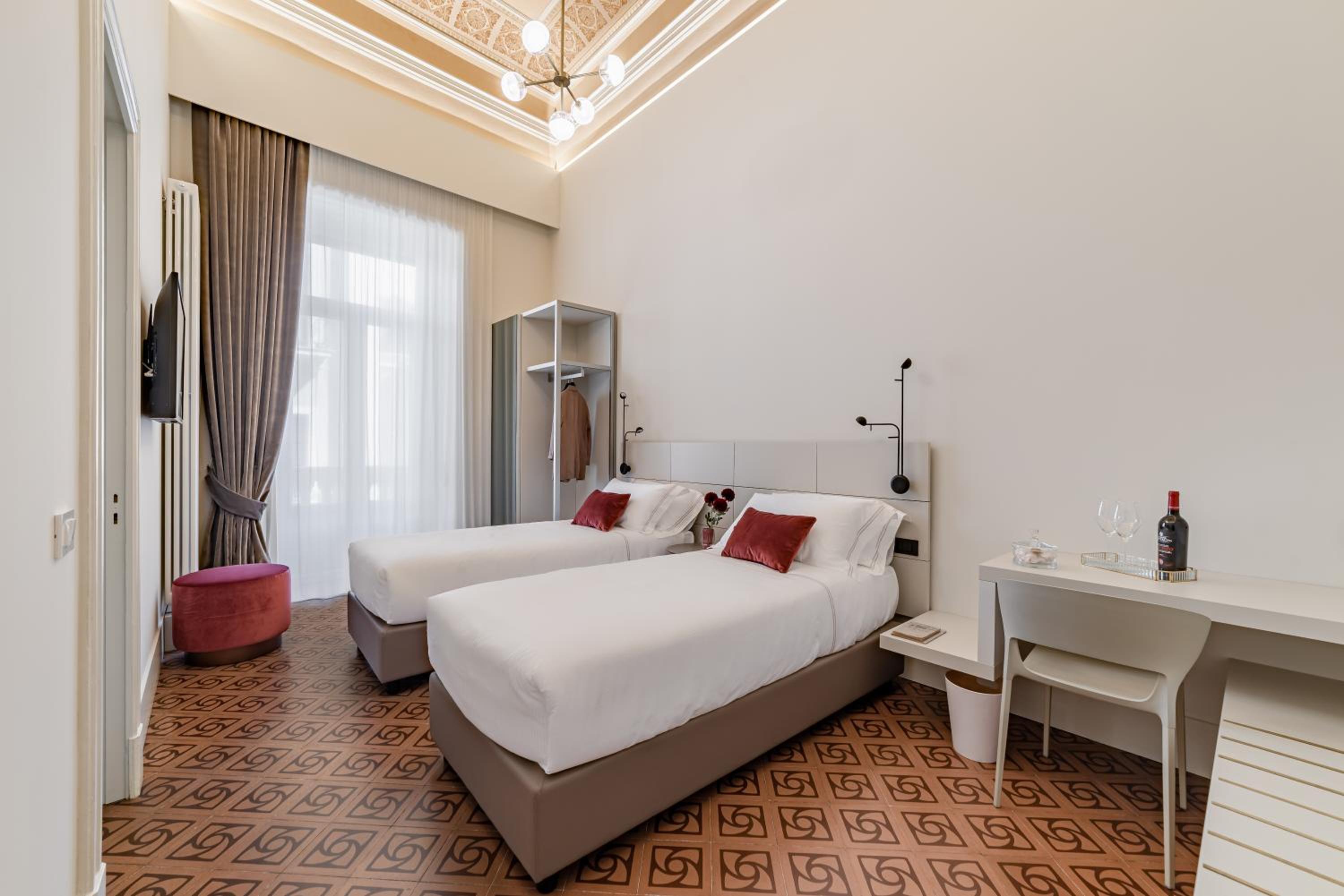 Double or Twin Room with Balcony - Photo 10