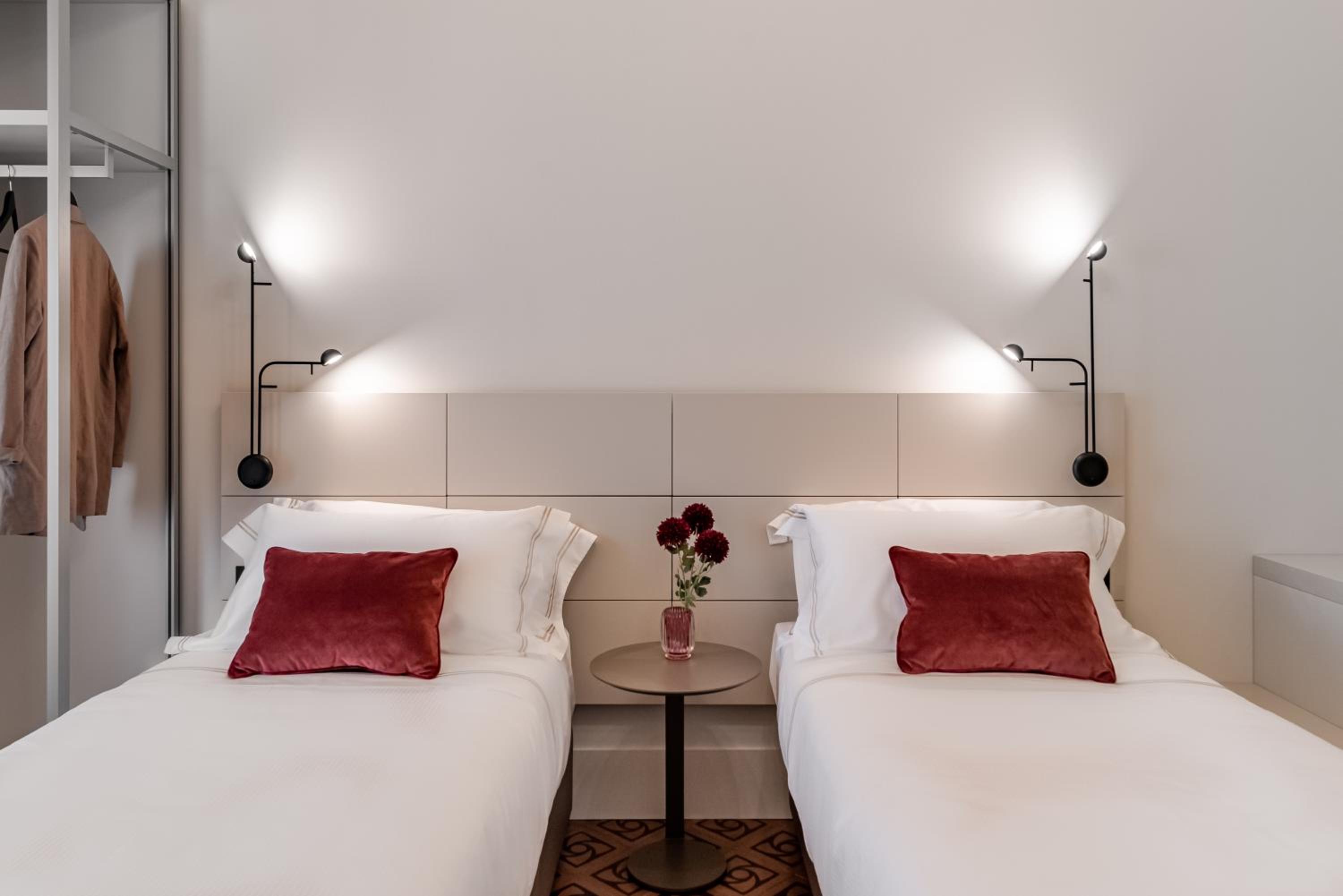 Double or Twin Room with Balcony - Photo 8