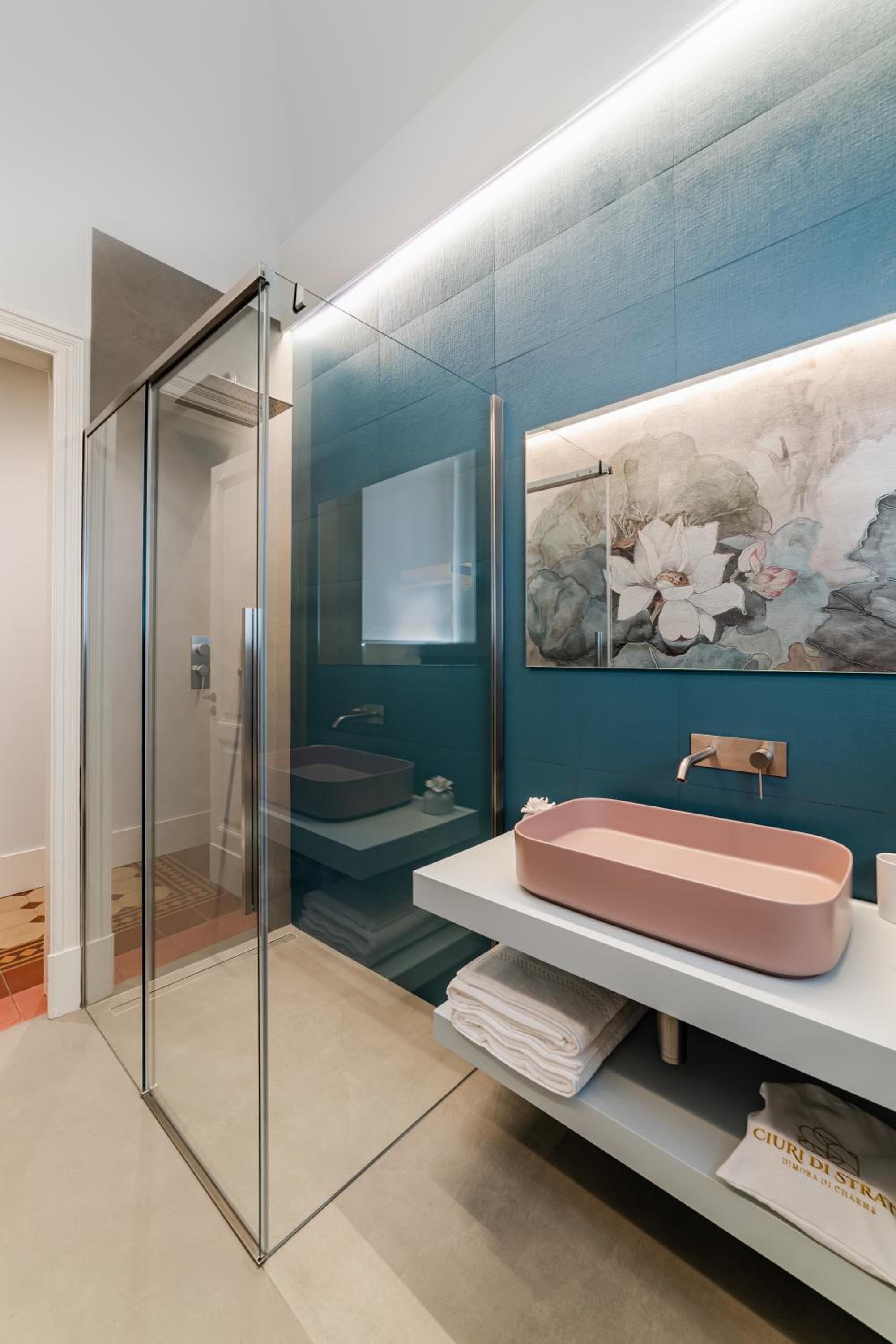 Deluxe Double Room with Balcony - Photo 11