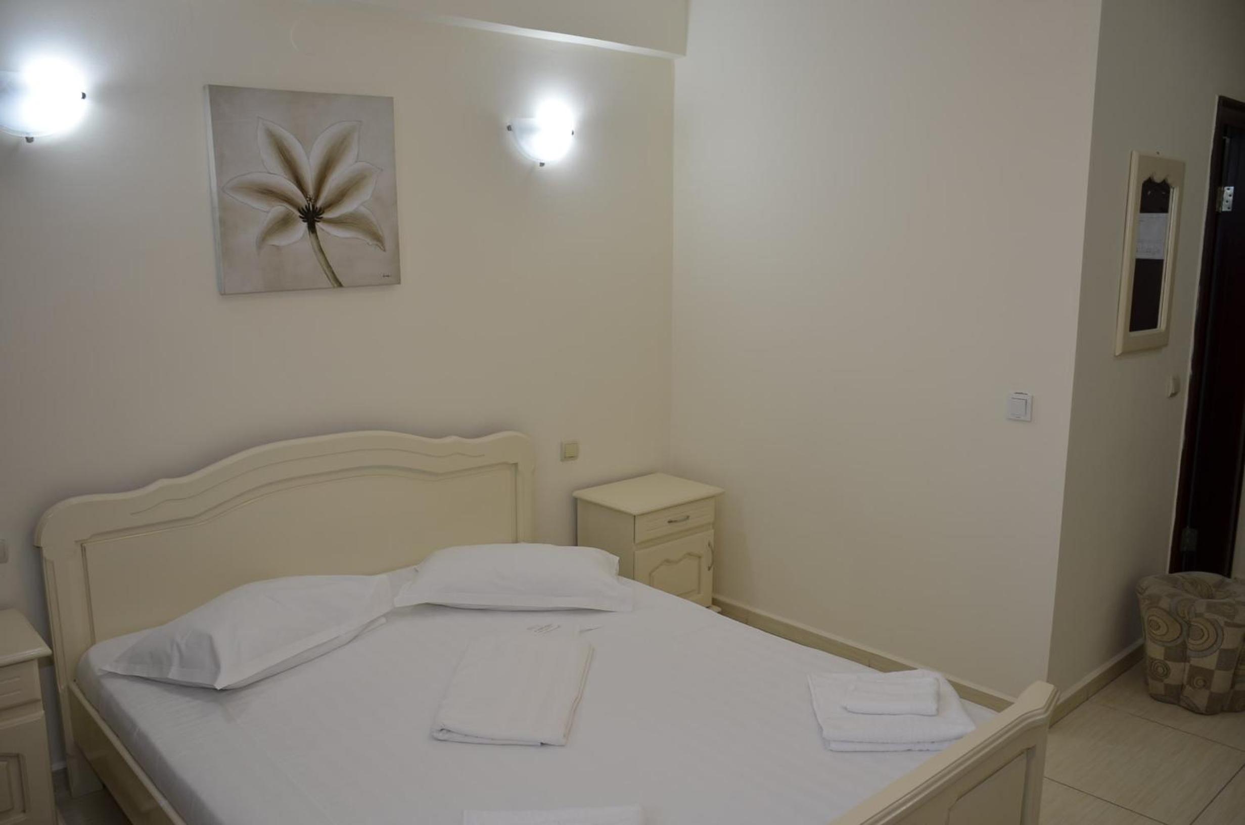 Double or Twin Room - Photo 4