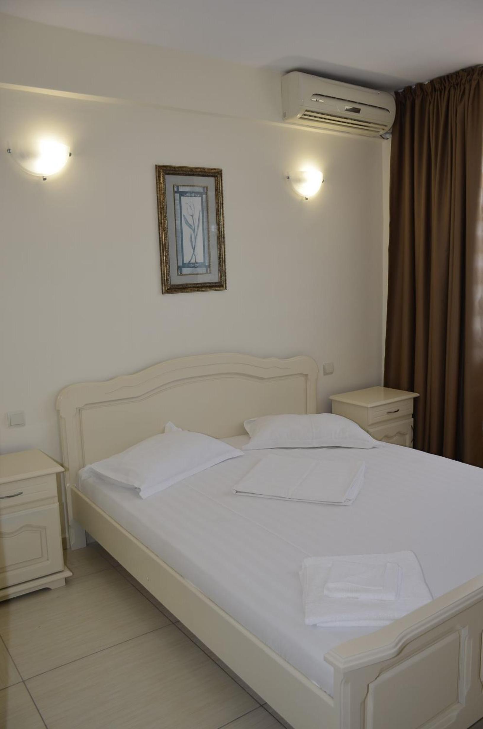 Double or Twin Room - Photo 6