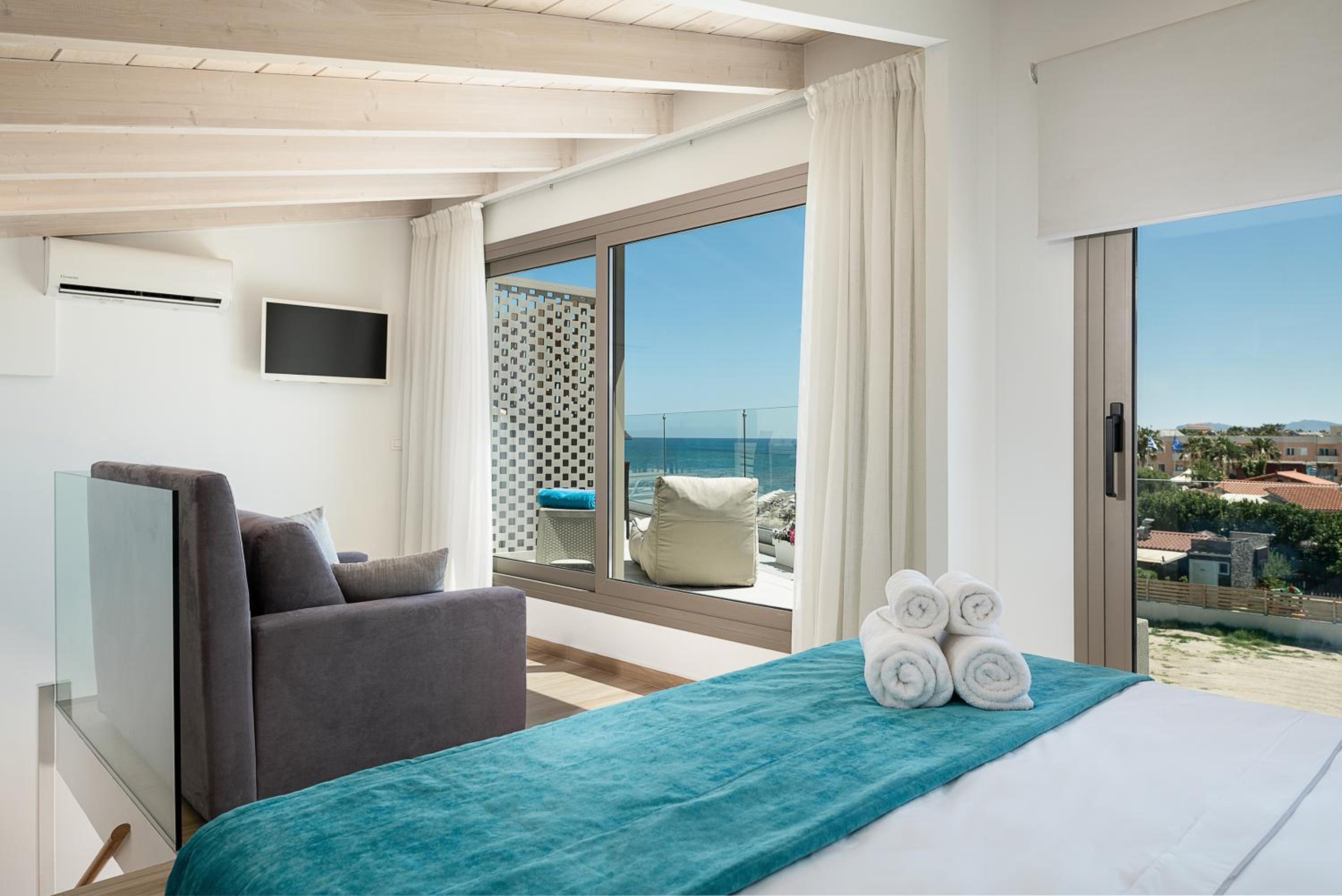 Three Room Maisonette With Private Pool & Sea Front Terrace