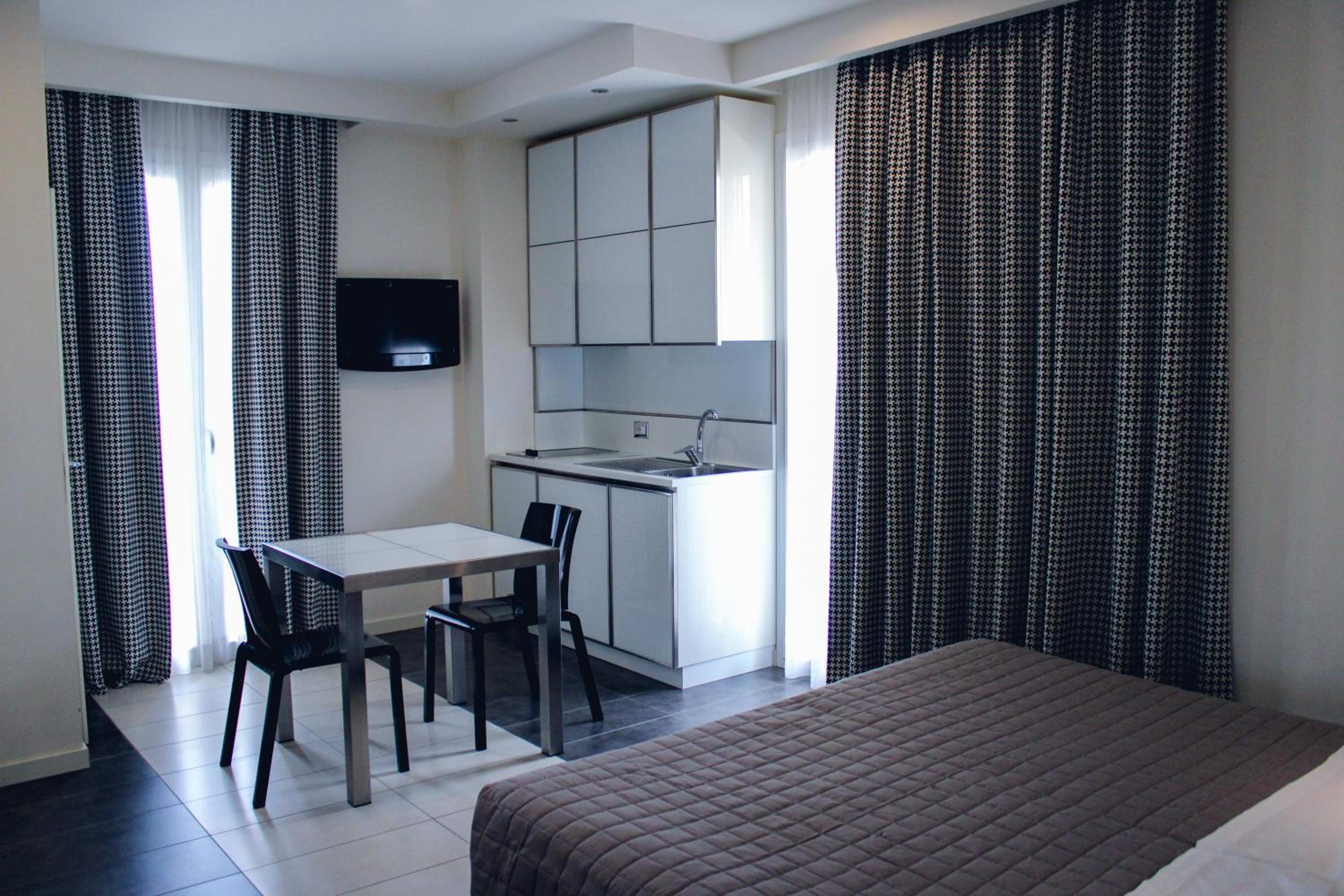 Junior Suite with Balcony (2 Adults) - Photo 8