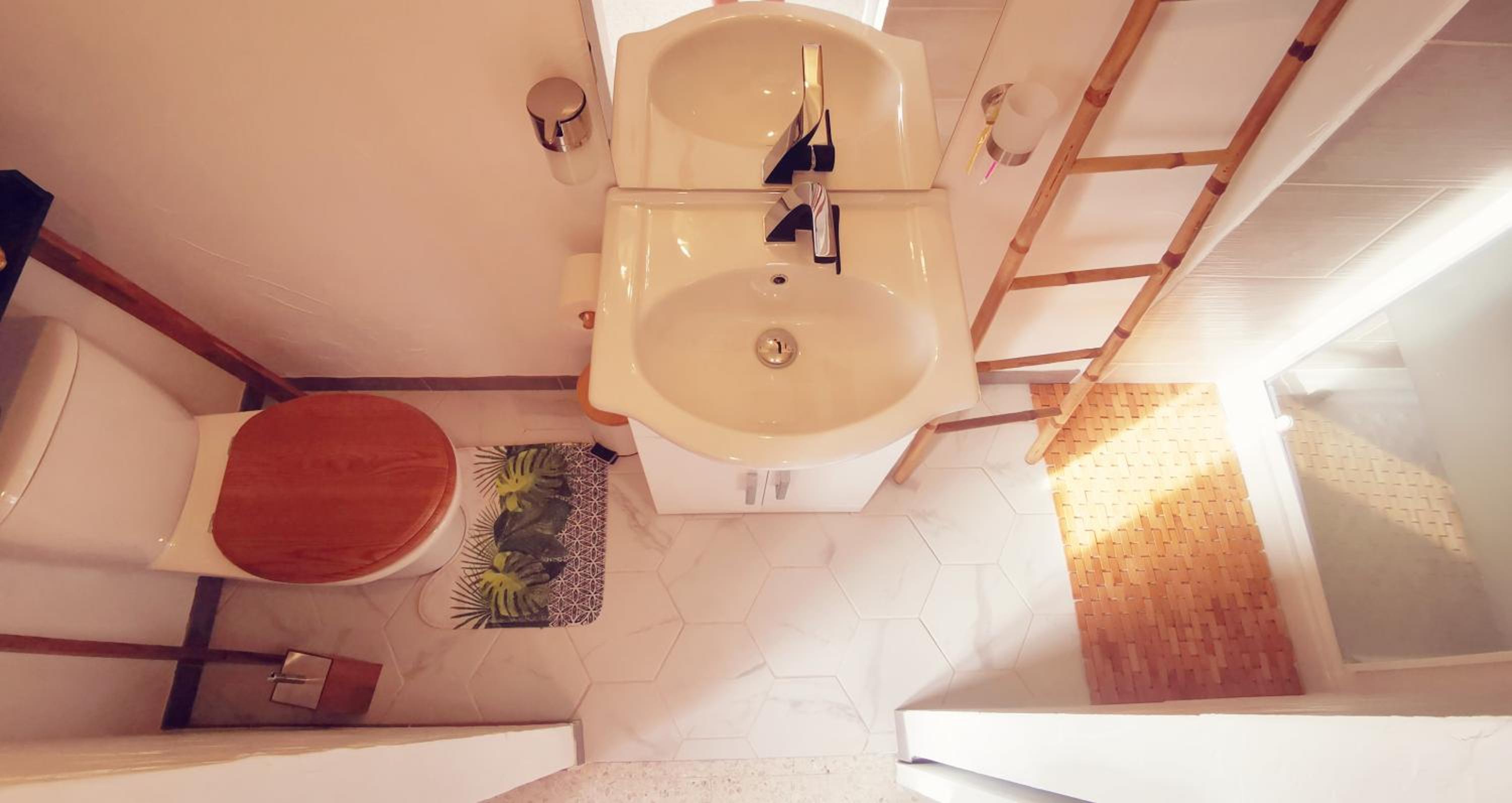 Twin Room with Private Bathroom - Photo 7