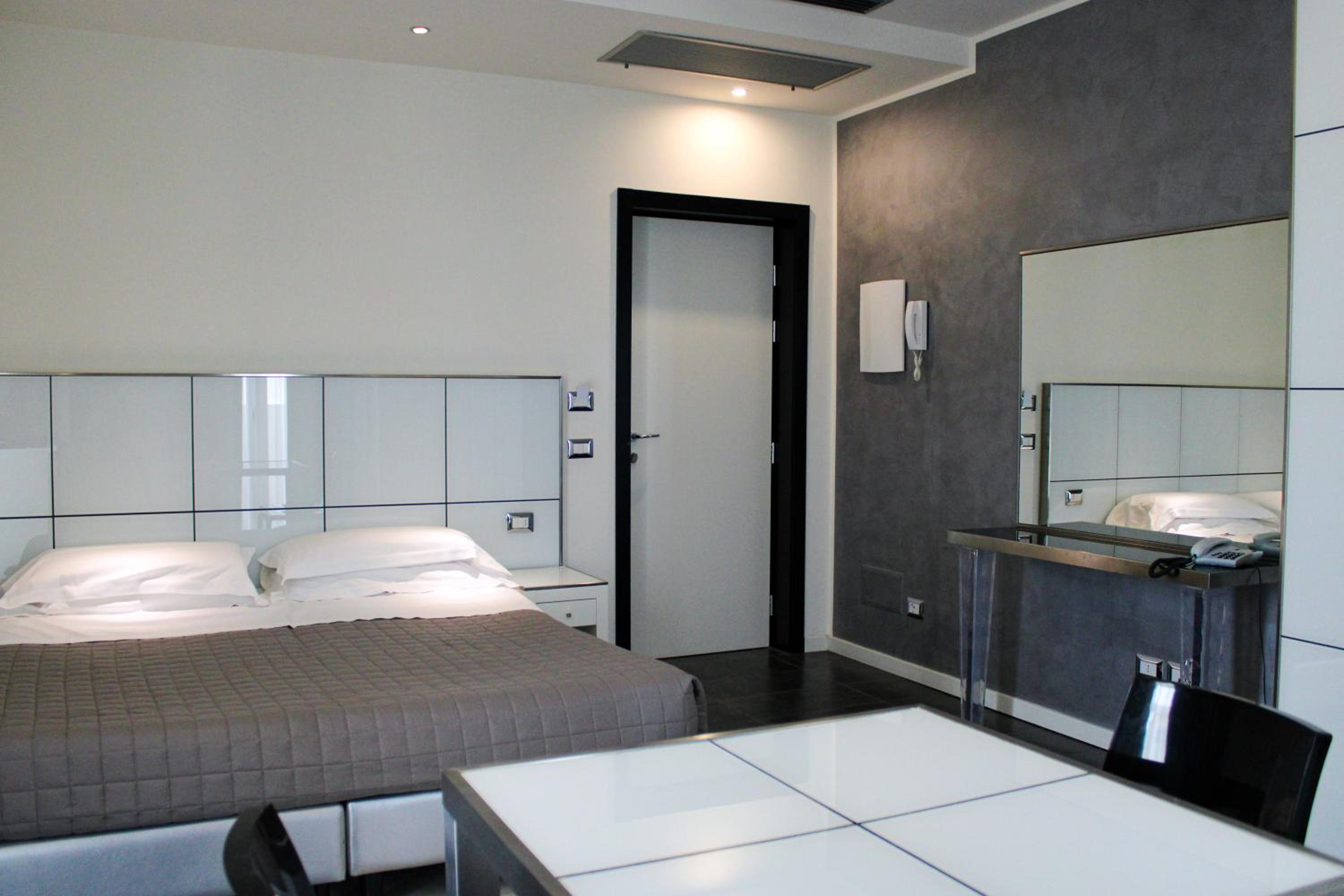 Junior Suite with Balcony (2 Adults) - Photo 7