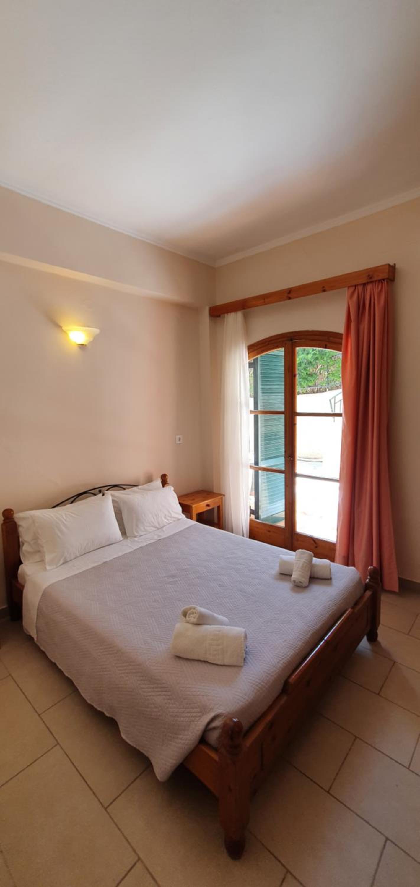 Budget Double Room - Photo 9
