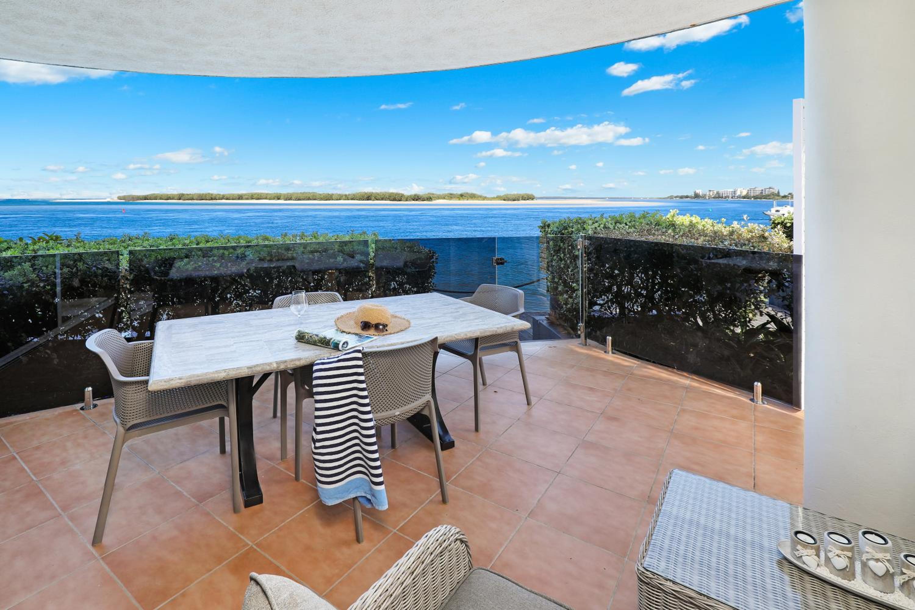 Deluxe Three-Bedroom Apartment - Absolute Waterfront Ground Floor, photo 6