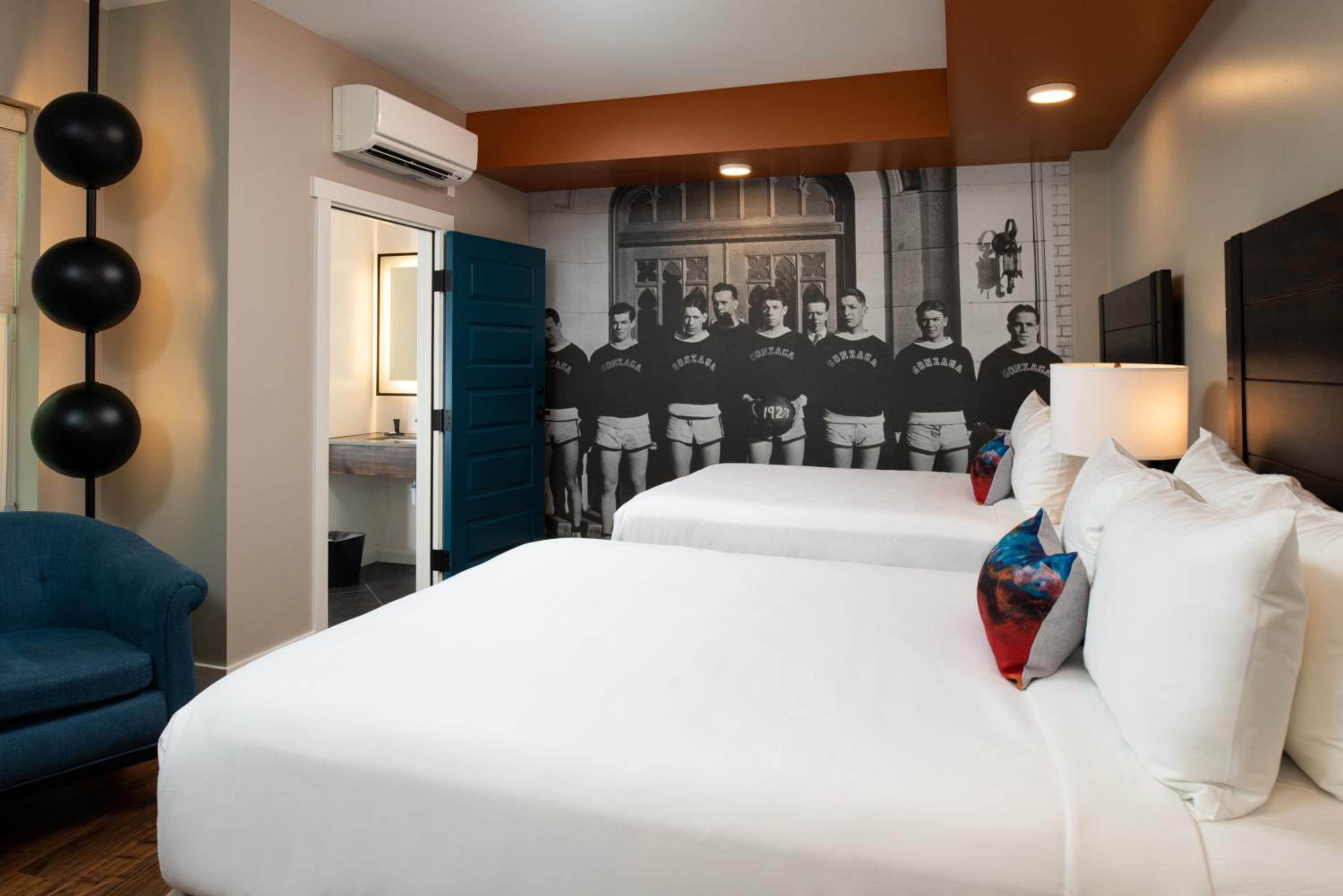 Two-Bedroom Suite with One King and Two Queen Beds - Non-Smoking - Photo 10