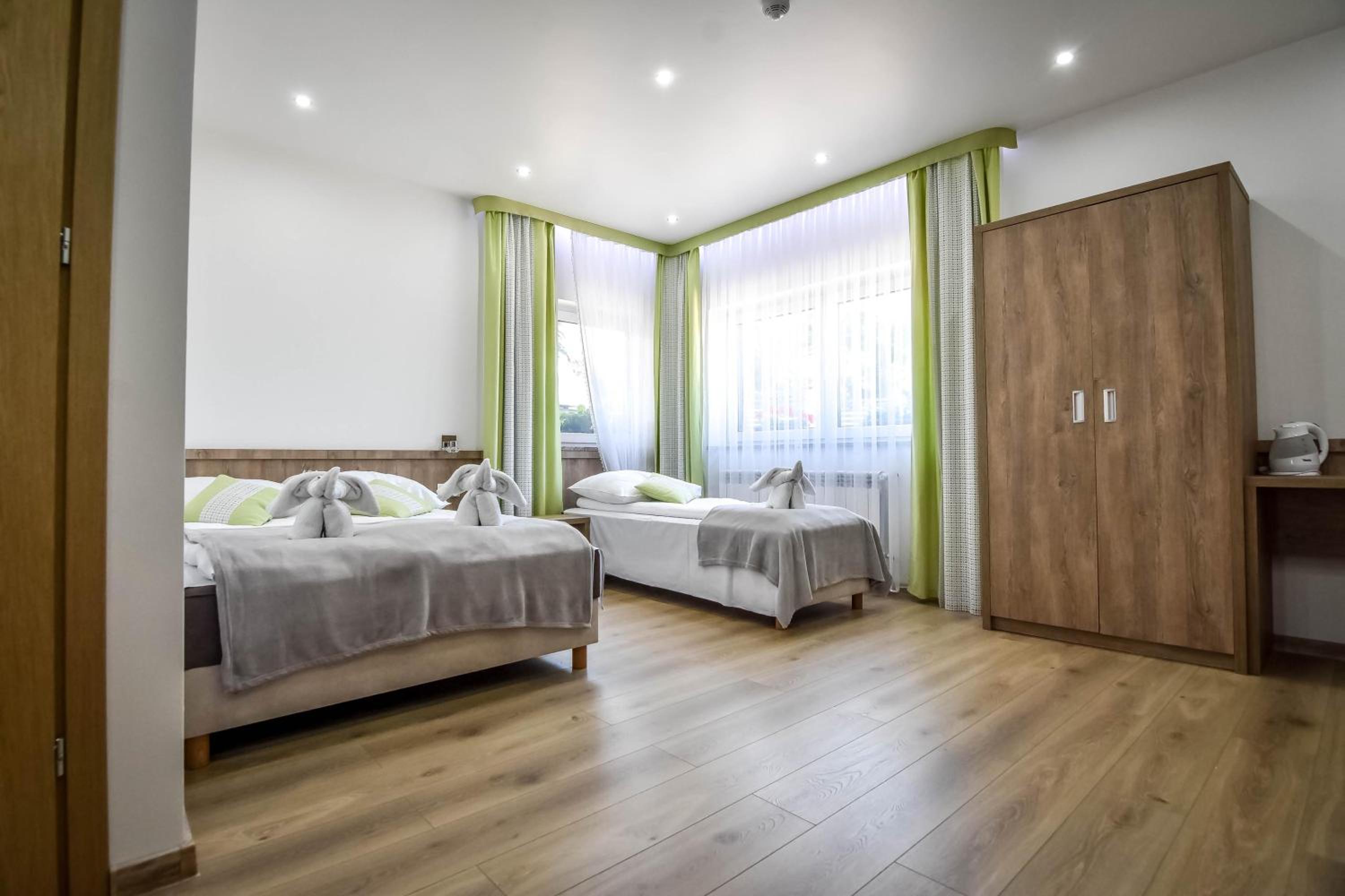 Quadruple Room with Bathroom - Photo 4