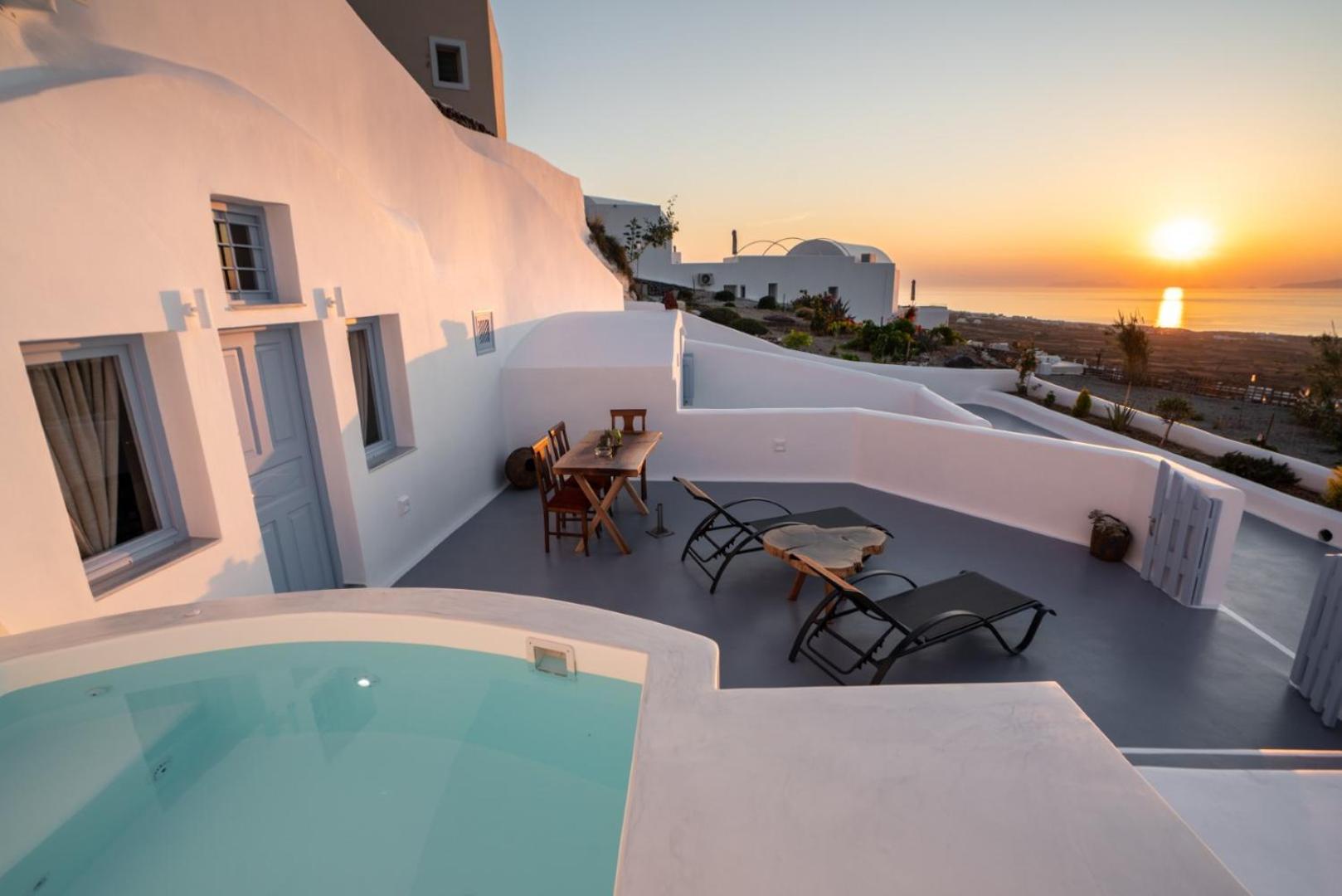 Luxury Grand Cave Suite with Outdoor Jetted Tub, Sea & Sunset View photo 3