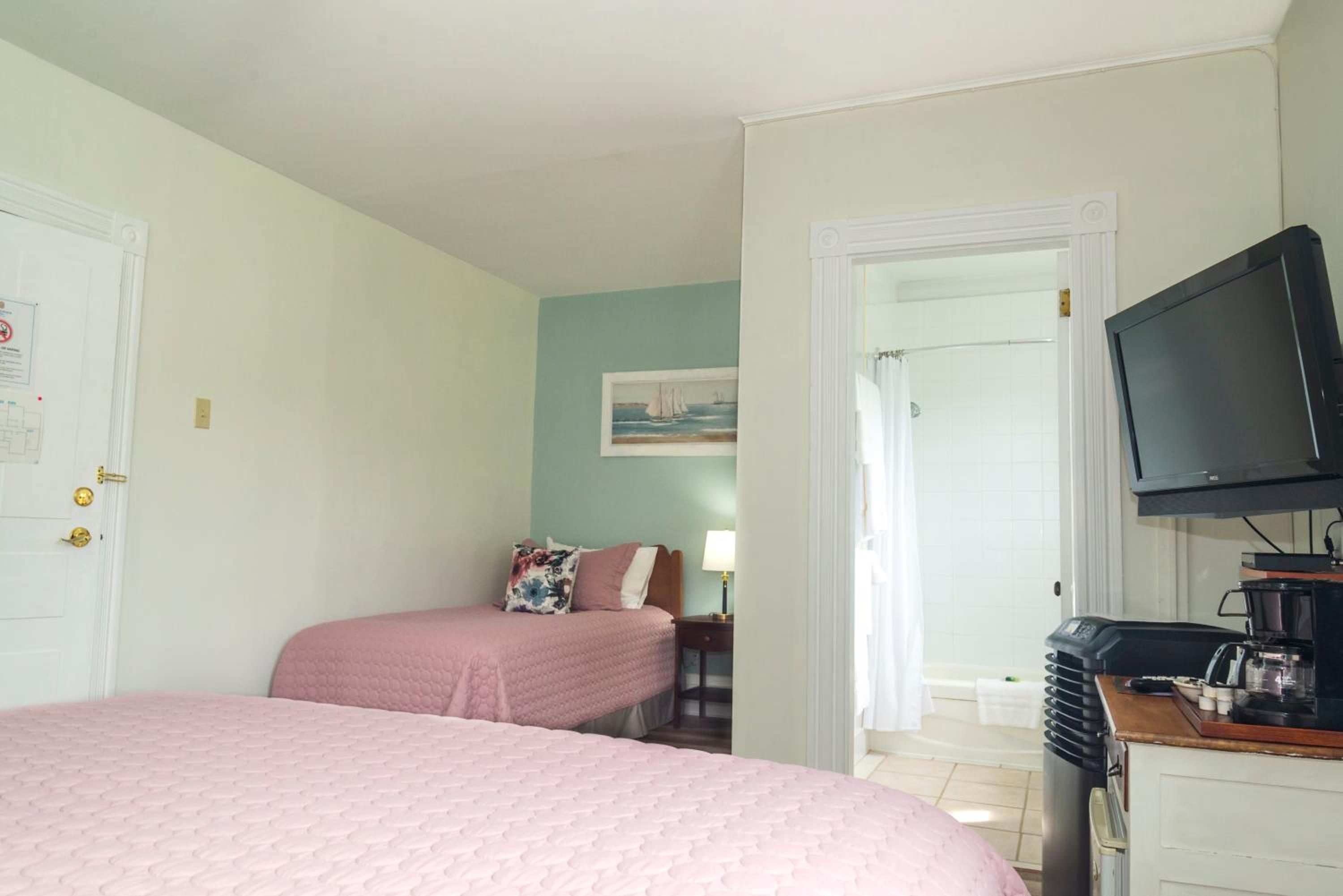 Queen and Twin Room photo 3