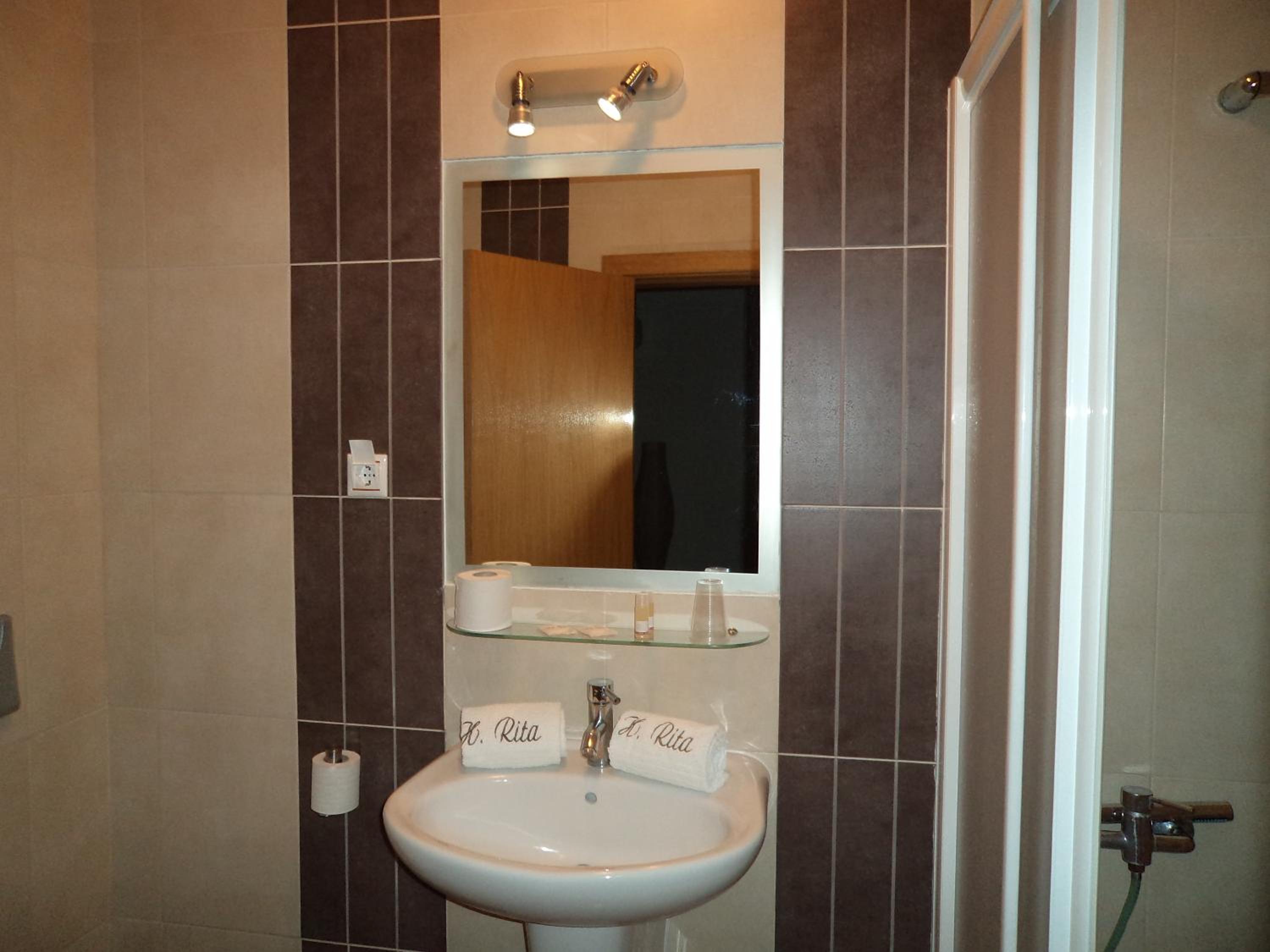 King Room with Balcony - Photo 6