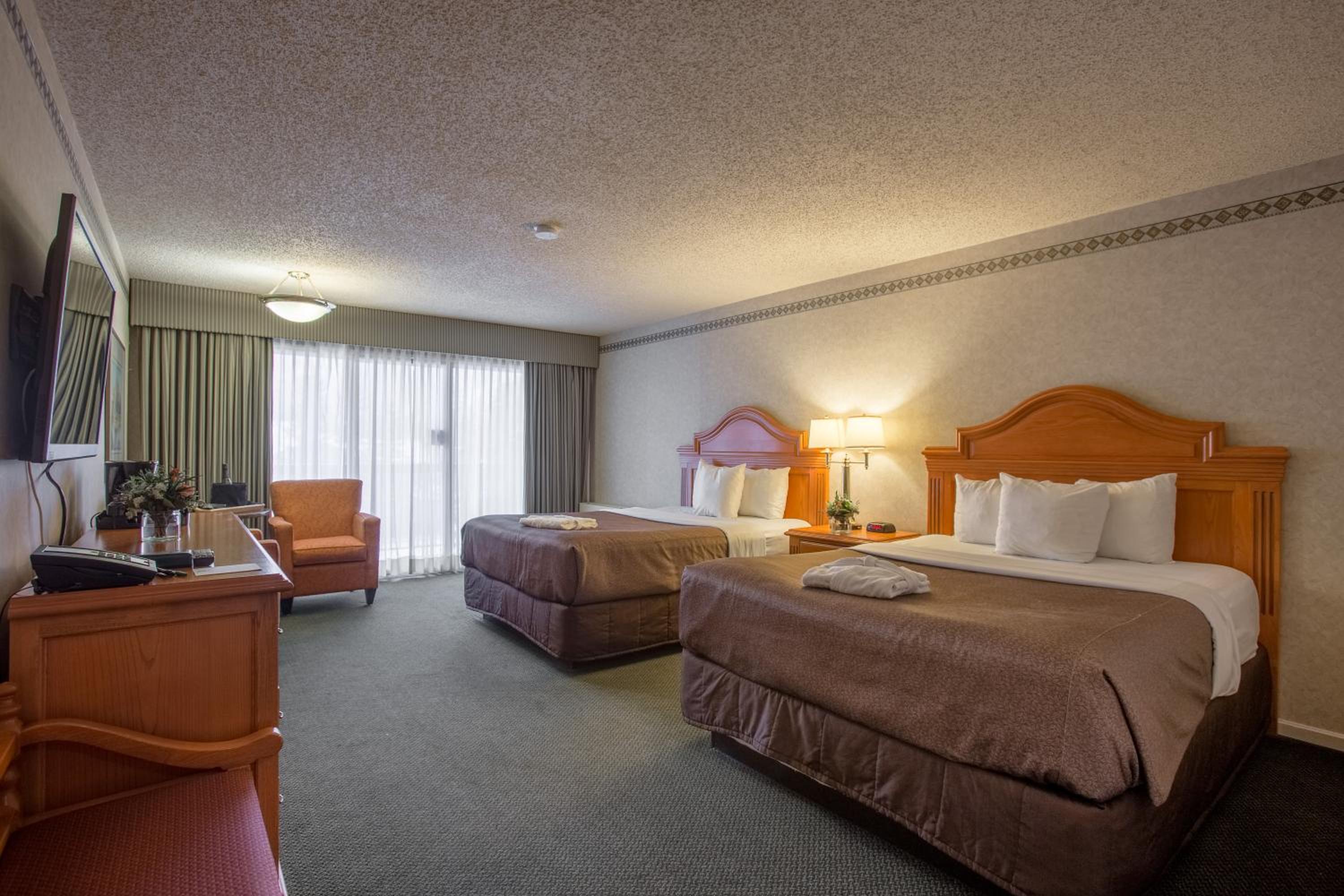 Superior Queen Room with Two Queen Beds - Photo 10