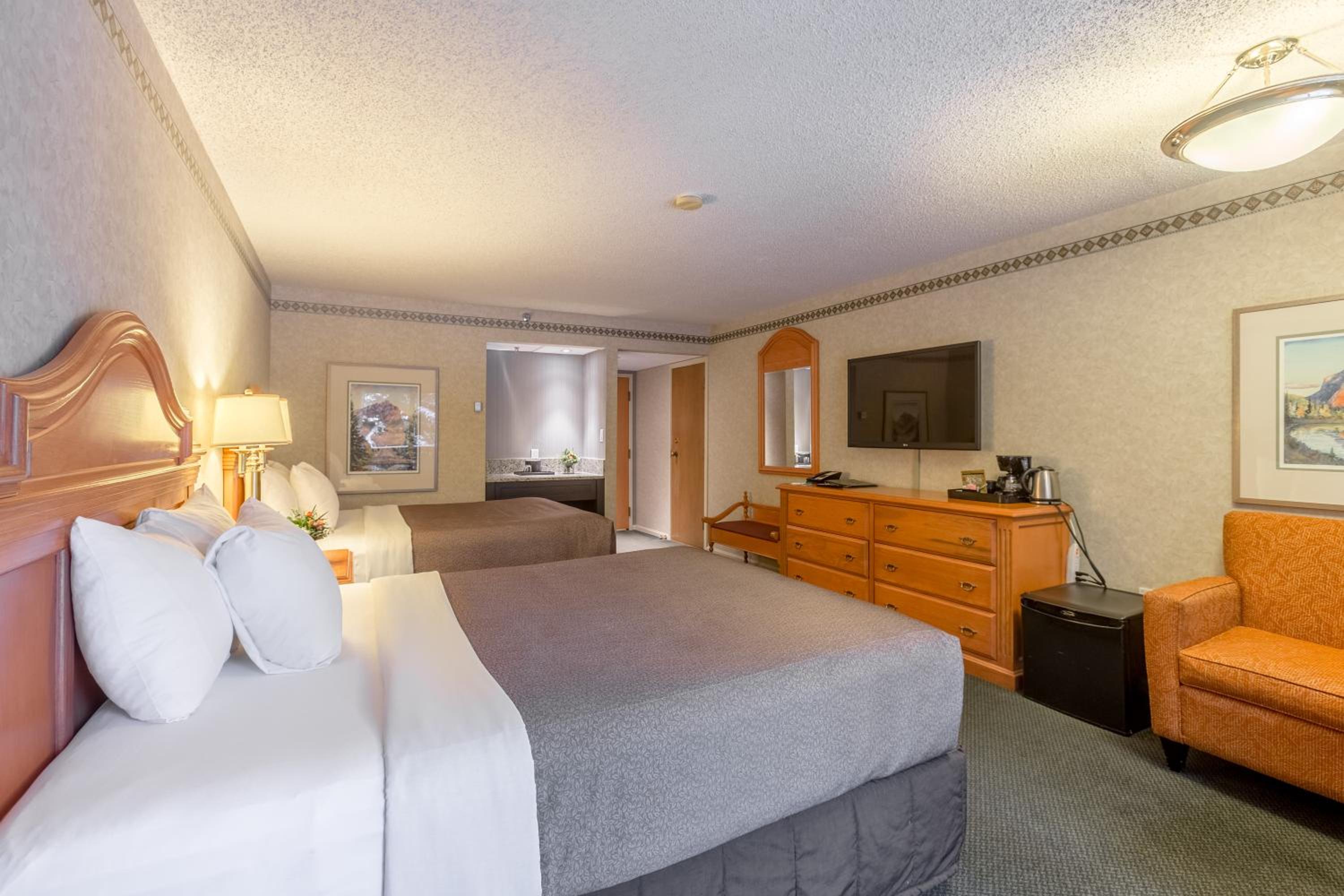 Superior Queen Room with Two Queen Beds - Photo 9