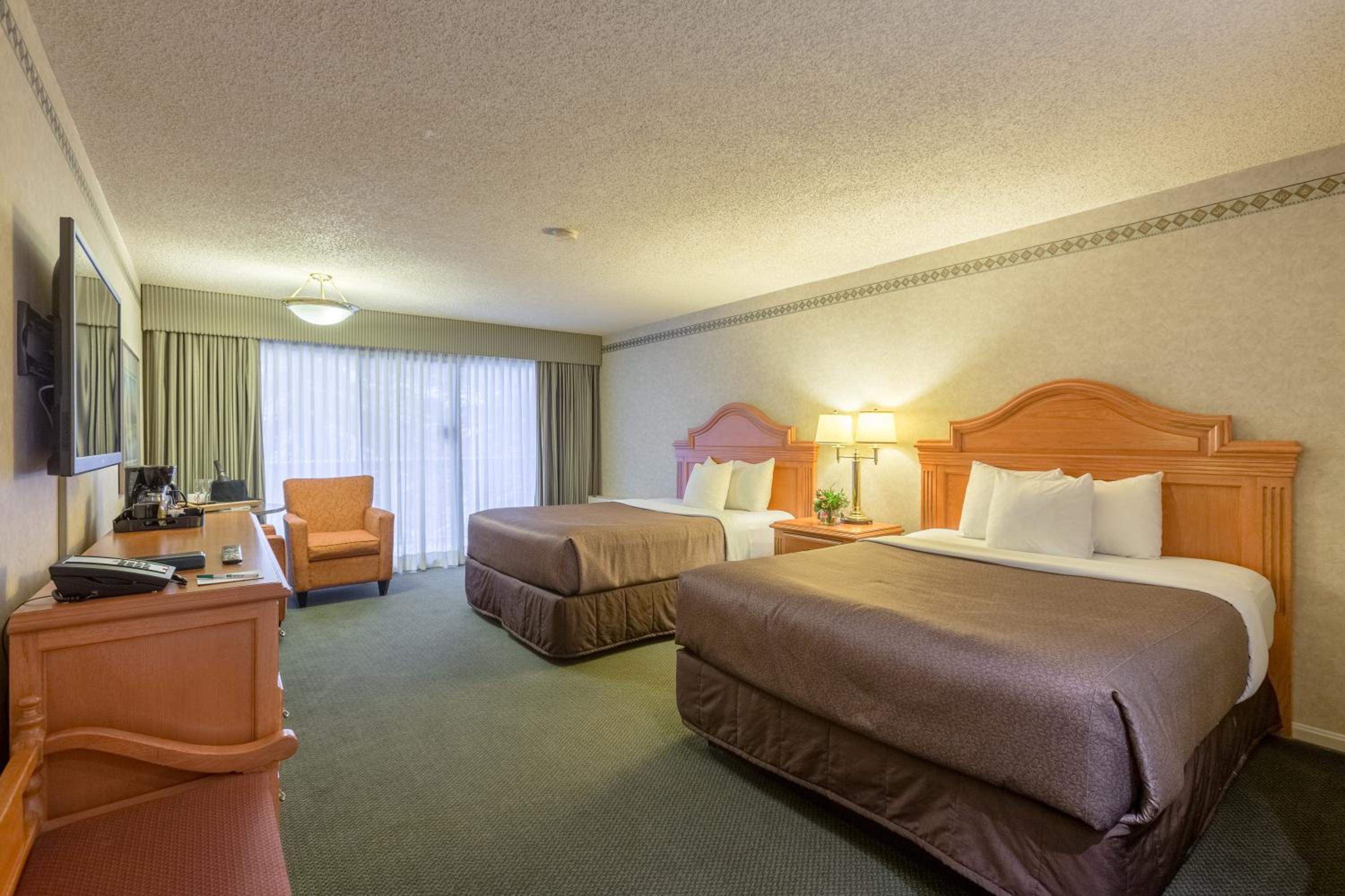 Superior Queen Room with Two Queen Beds - Photo 5