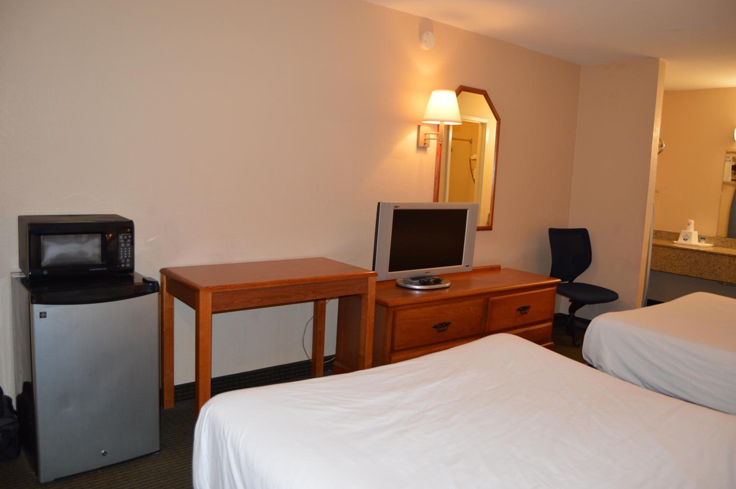 Queen Room with Two Queen Beds - Non-Smoking - Photo 3