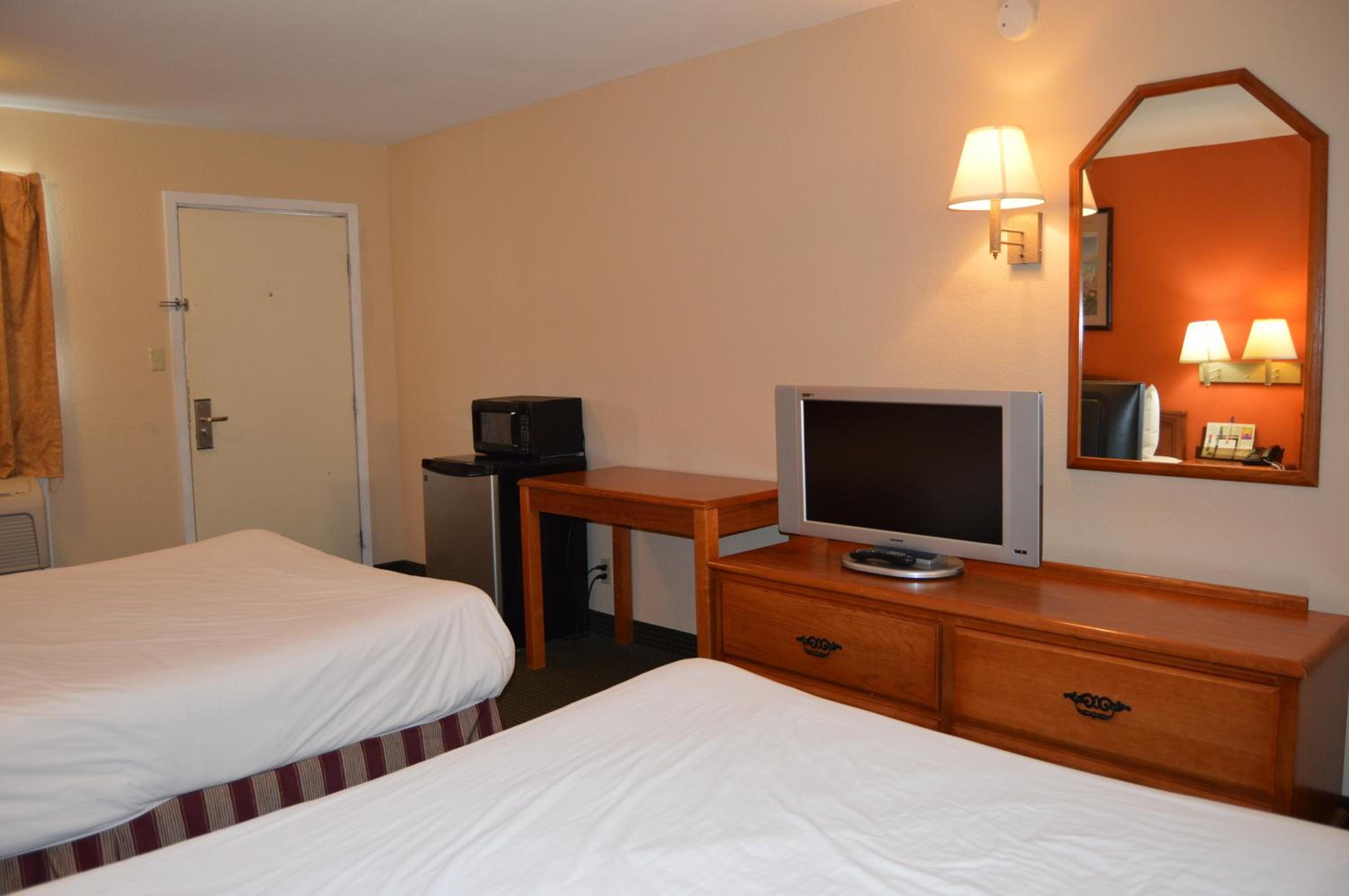 Queen Room with Two Queen Beds - Smoking photo 3