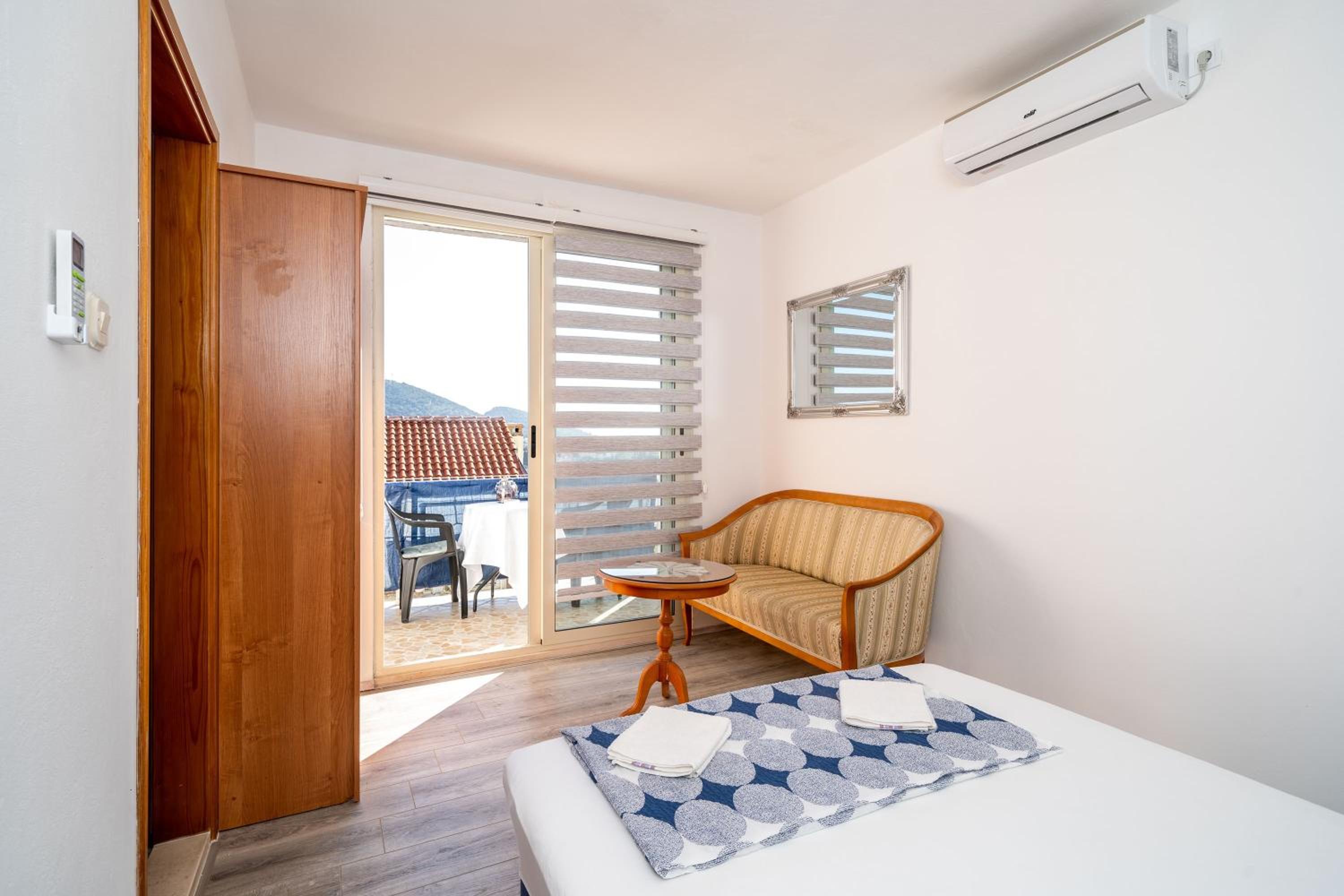 One Bedroom Apartment with Balcony and Sea View