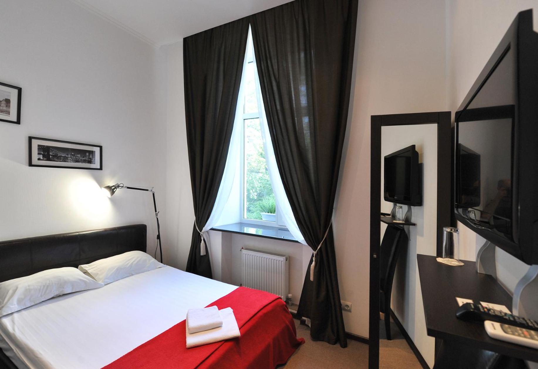 Superior Double Room with 1 bed and Courtyard View photo 2