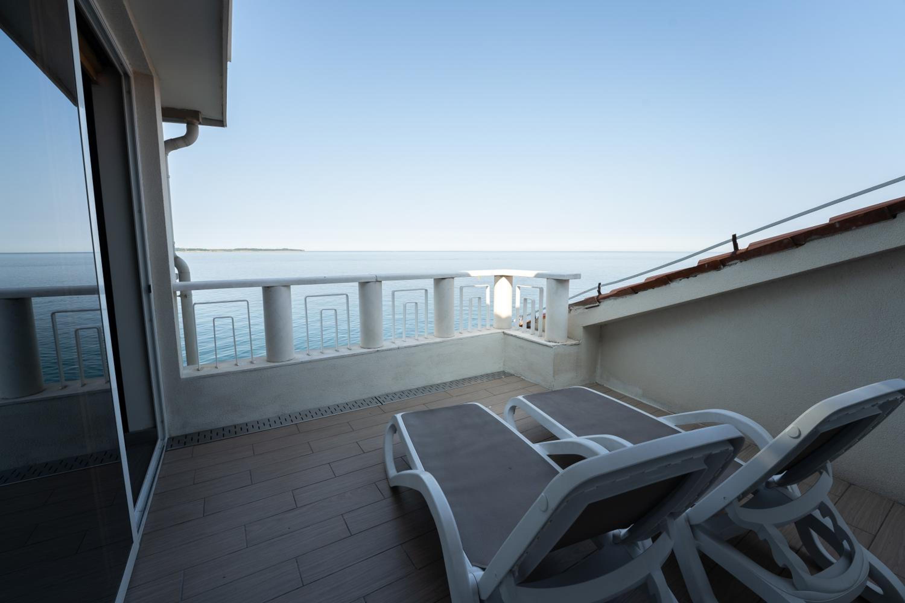 One-Bedroom Suite with Balcony and Sea View photo 2